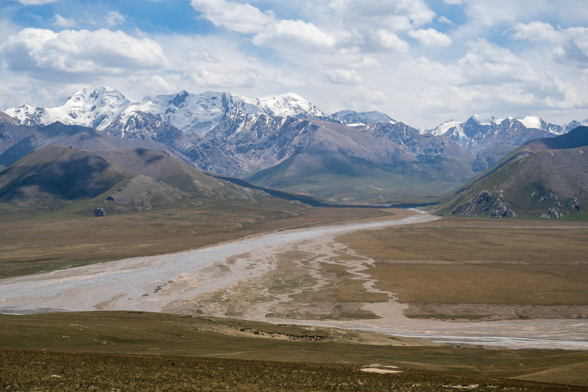China, behind these beautiful mountains