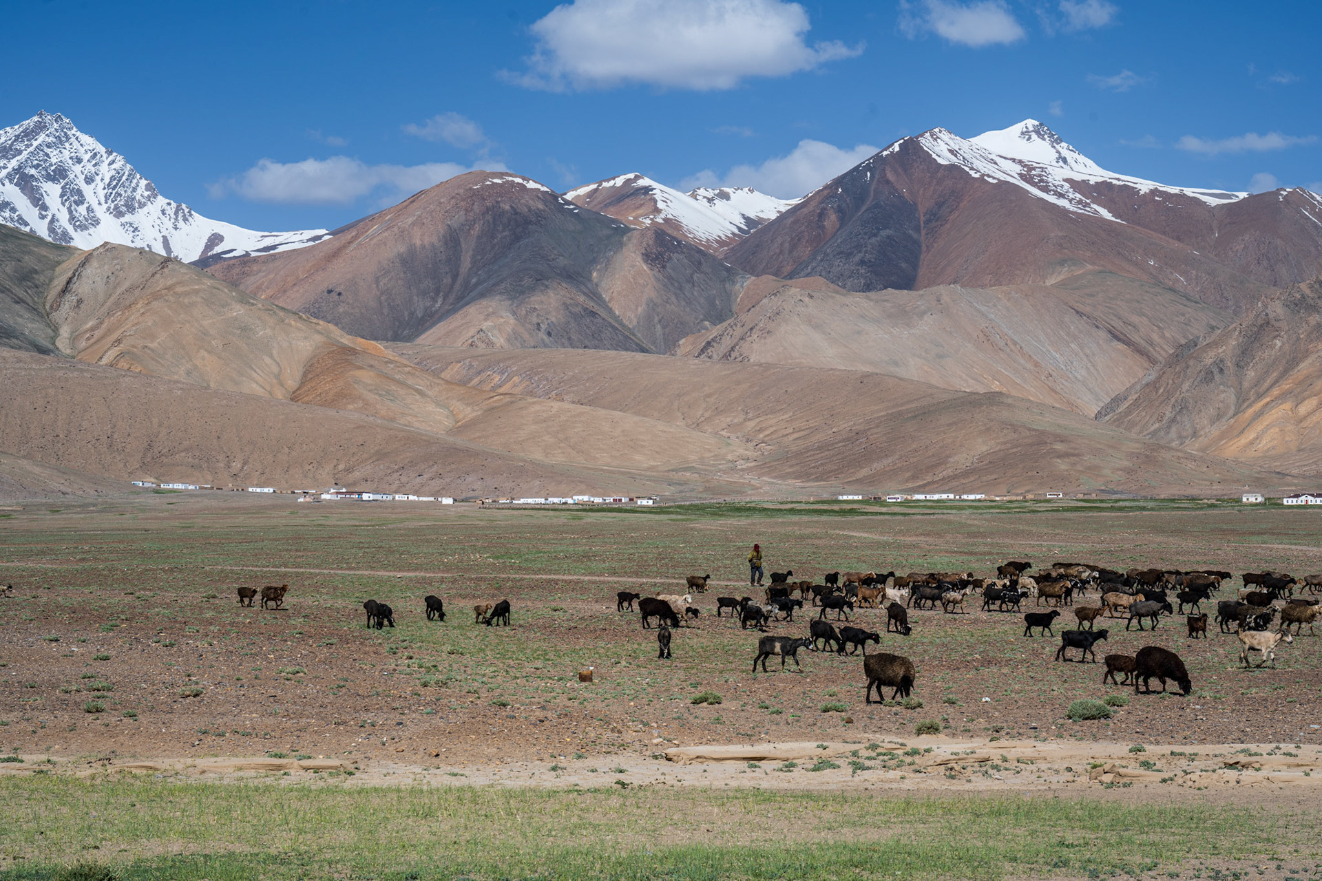 It's hard for me to understand why people would establish themselves in a place freezing in winters, with no electricity nor running water. Being on their own? Force of habit? Feeling of freedom? Stunning beauty of the landscape?