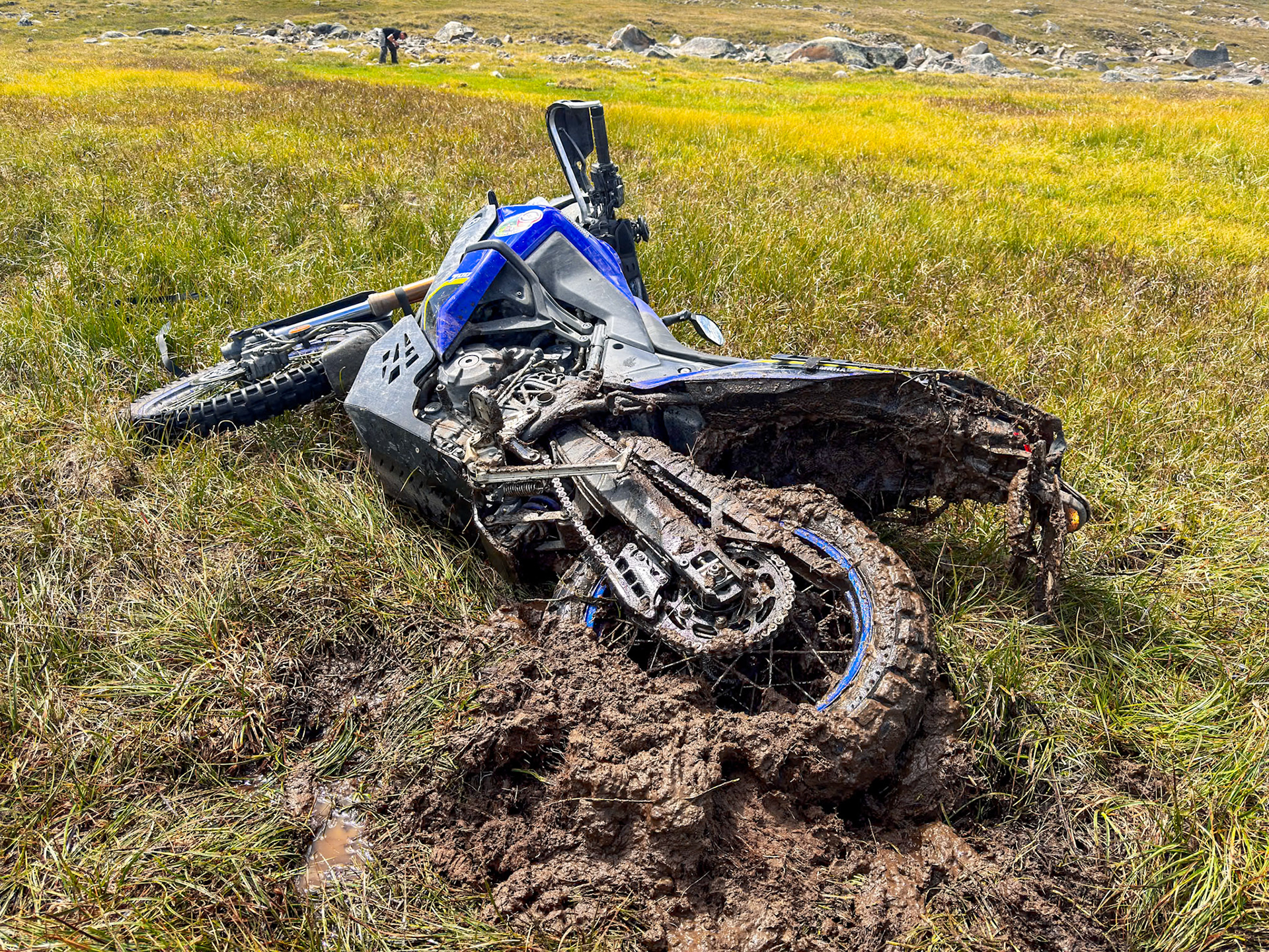 We had to lay down DIrk's bike and you can see Dirk collecting stones to put underneath the wheel