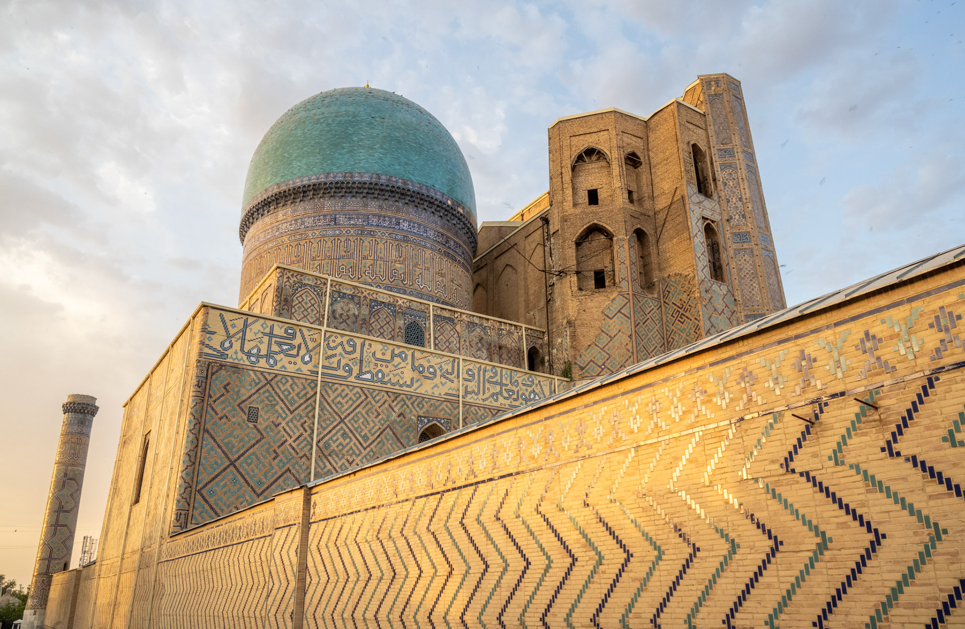 The Bibi Khanym mosque needs some renovation but standing close to this monumental edifice left us in awe