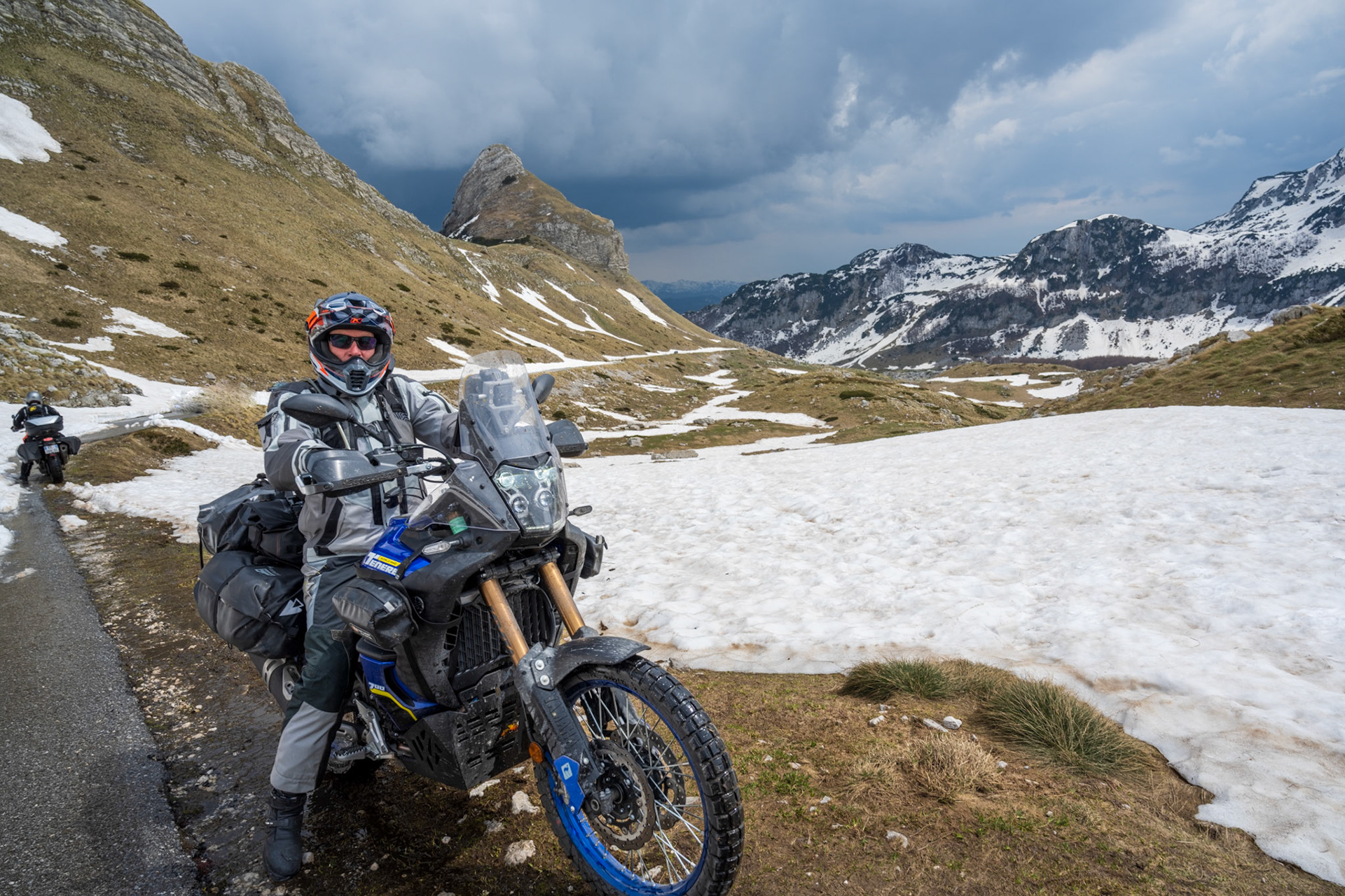 We had to do a U-turn before the pass because the road was entirely covered by snow