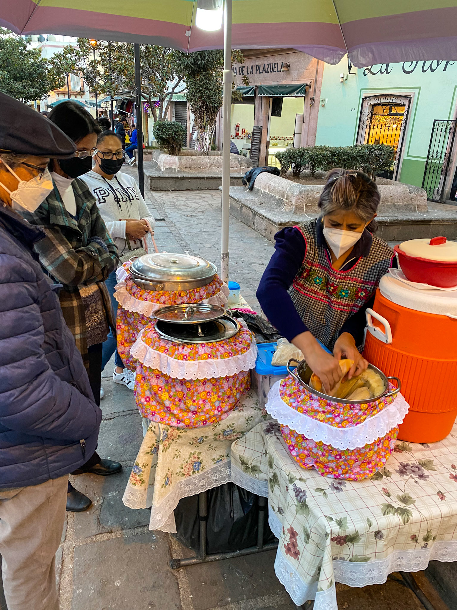 Seeing so many people lining up for this small shop selling tamales of all sorts, I line up with them and it’s worth it!
