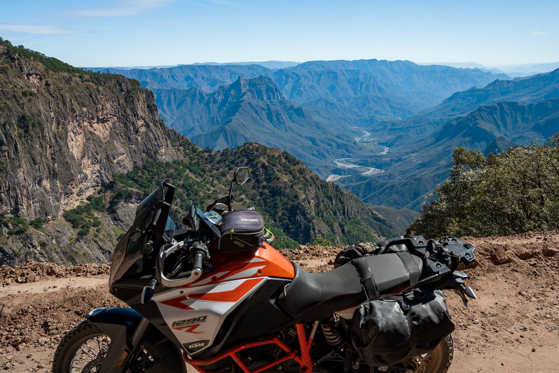 At Bahuichivo, we make a big detour South to see another viewpoint down the canyon, looking at Urique.