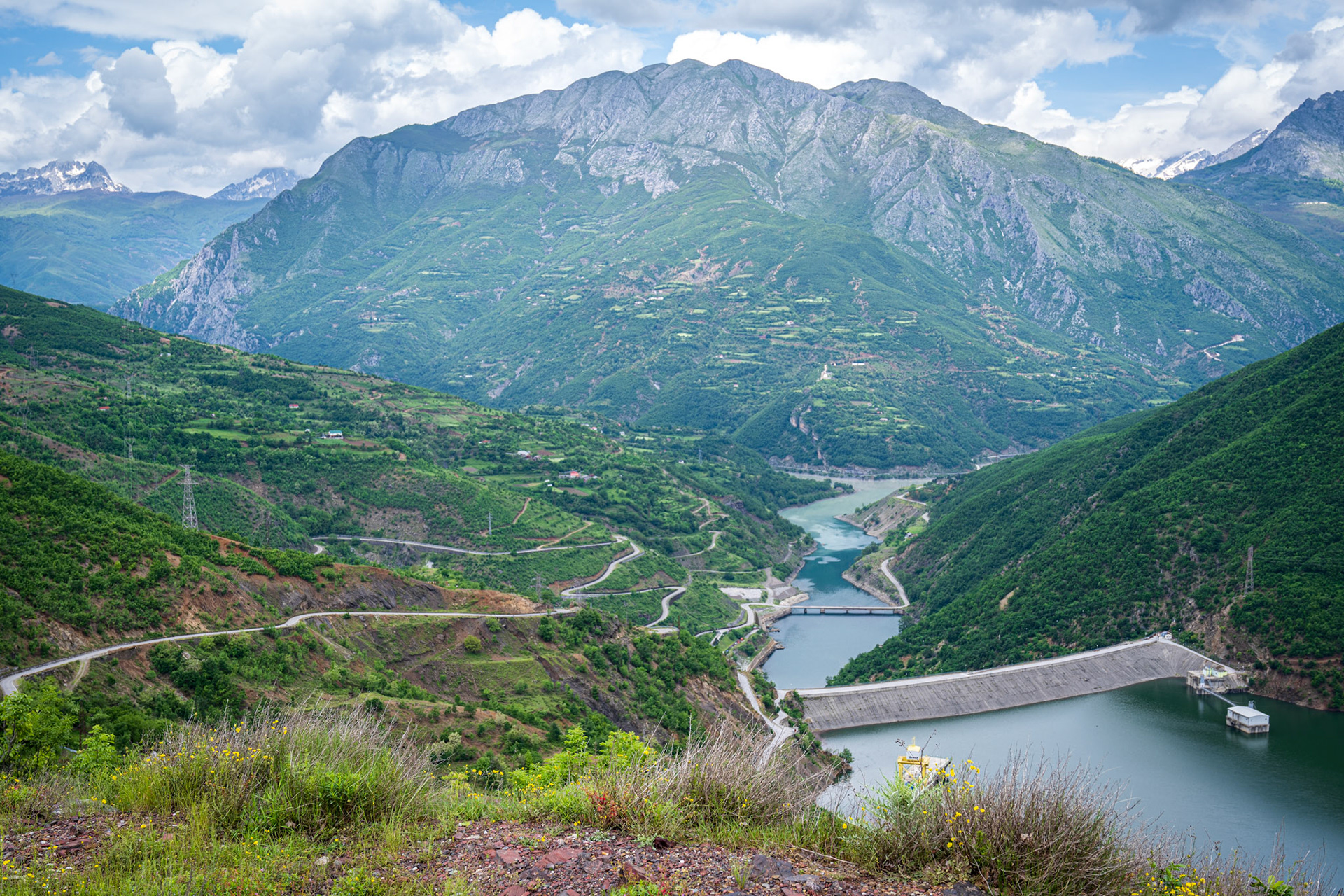 Such a large scale view on this very tall dam