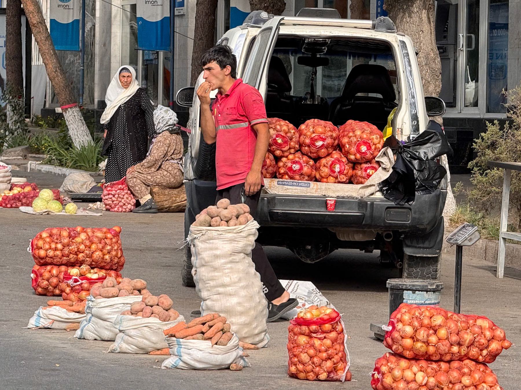 We saw plenty of kids selling fruits along the road and here in Kuhjand we got the opportunity to discover how good these onions are.