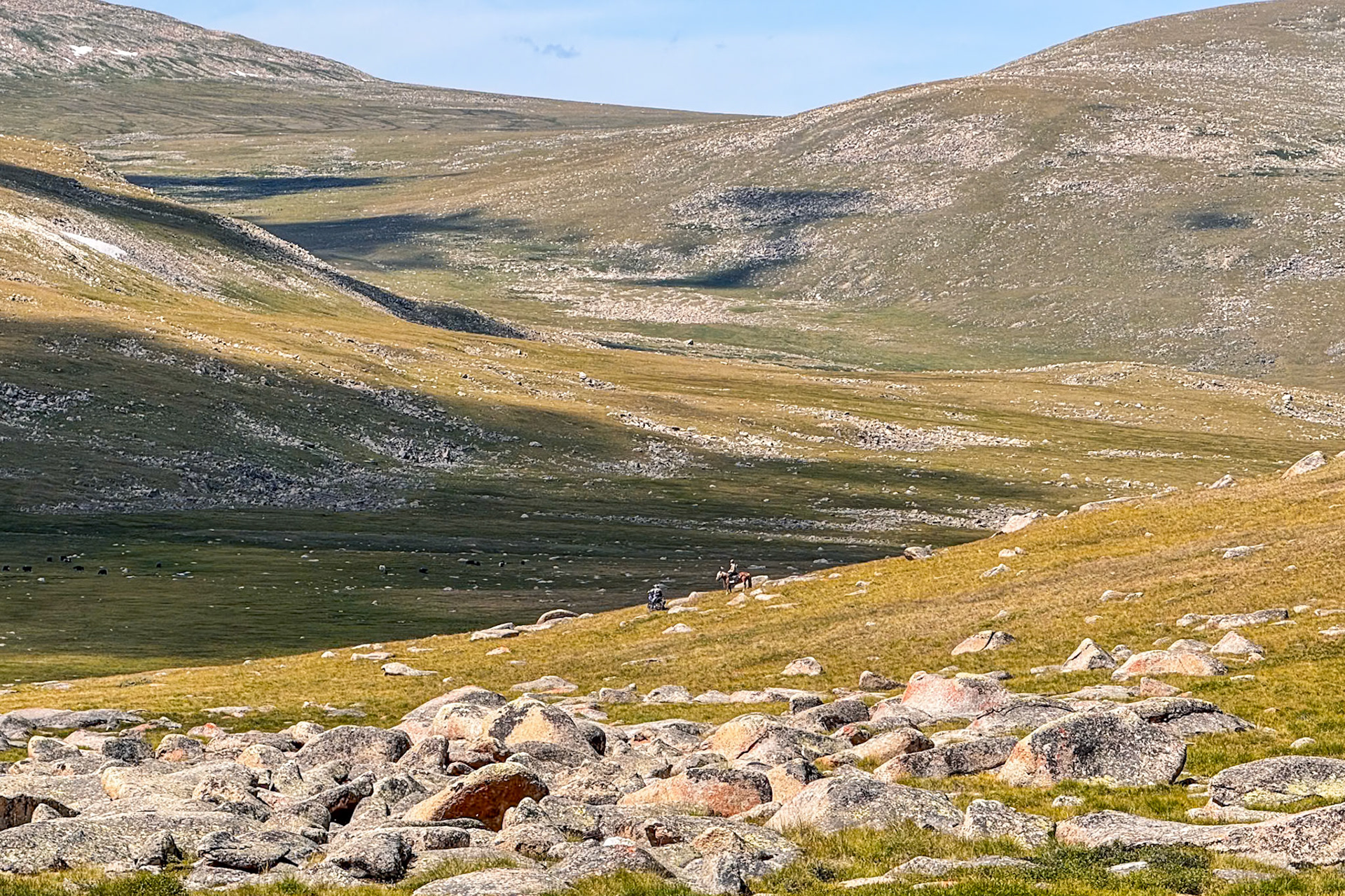 Dirk finding its way at the edge of the mountain meets a shepherd on a horse, the only person we saw in 24 hours