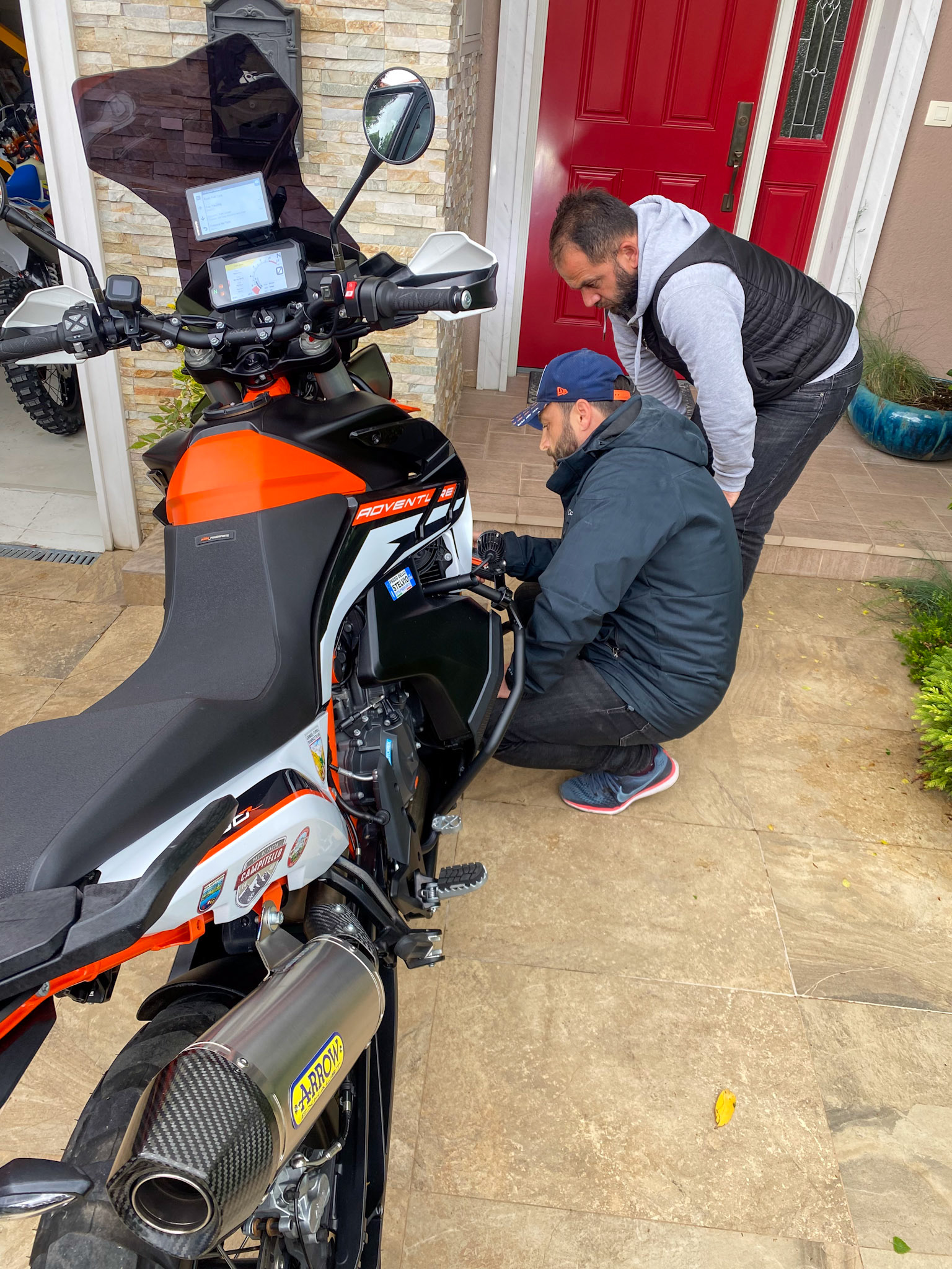 Jeton adjusting the tire pressure of his splendid KTM 890 before loaning it to me for a couple of days