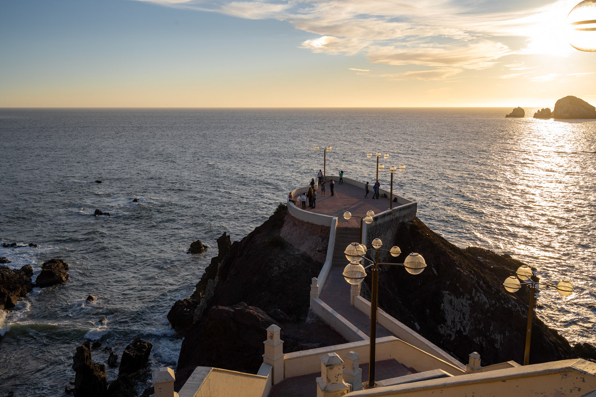 Mazatlán's malecón is considered one of the longest in the world, has a length of about 21 km