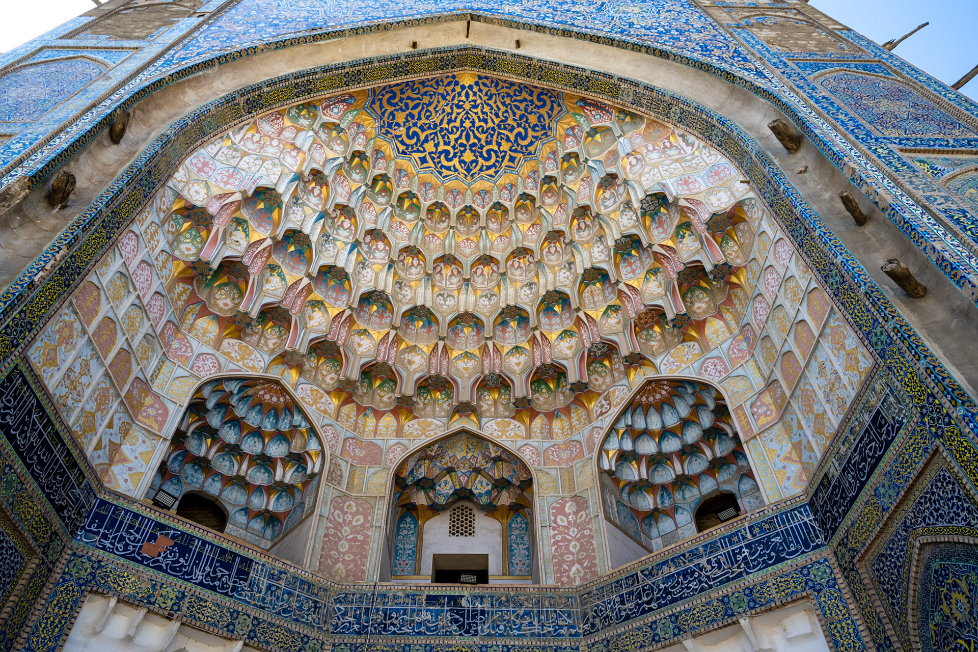 Every detail of the monumental gates is impressive!