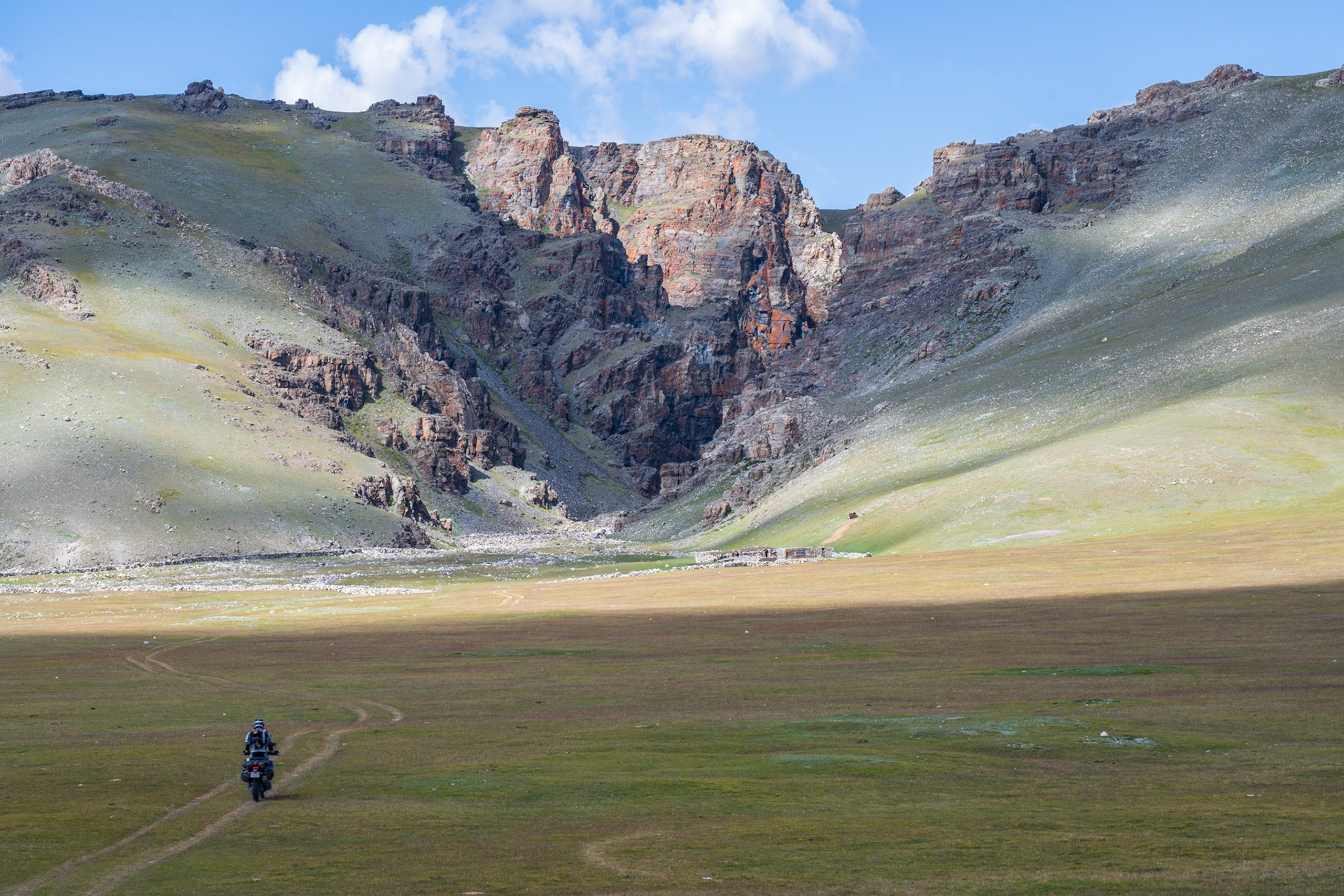 I was in awe, riding towards that opening. The colors, the immensity.