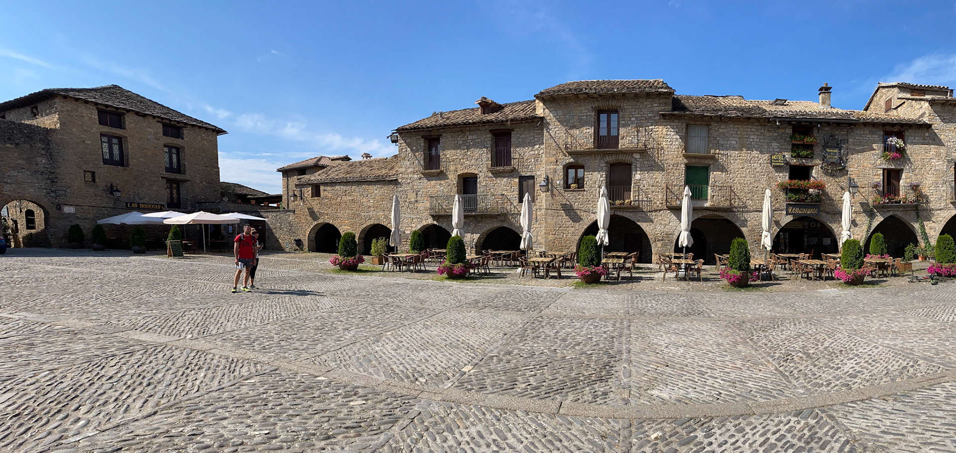 Beautiful town of Aínsa-Sobrarbe for breakfast