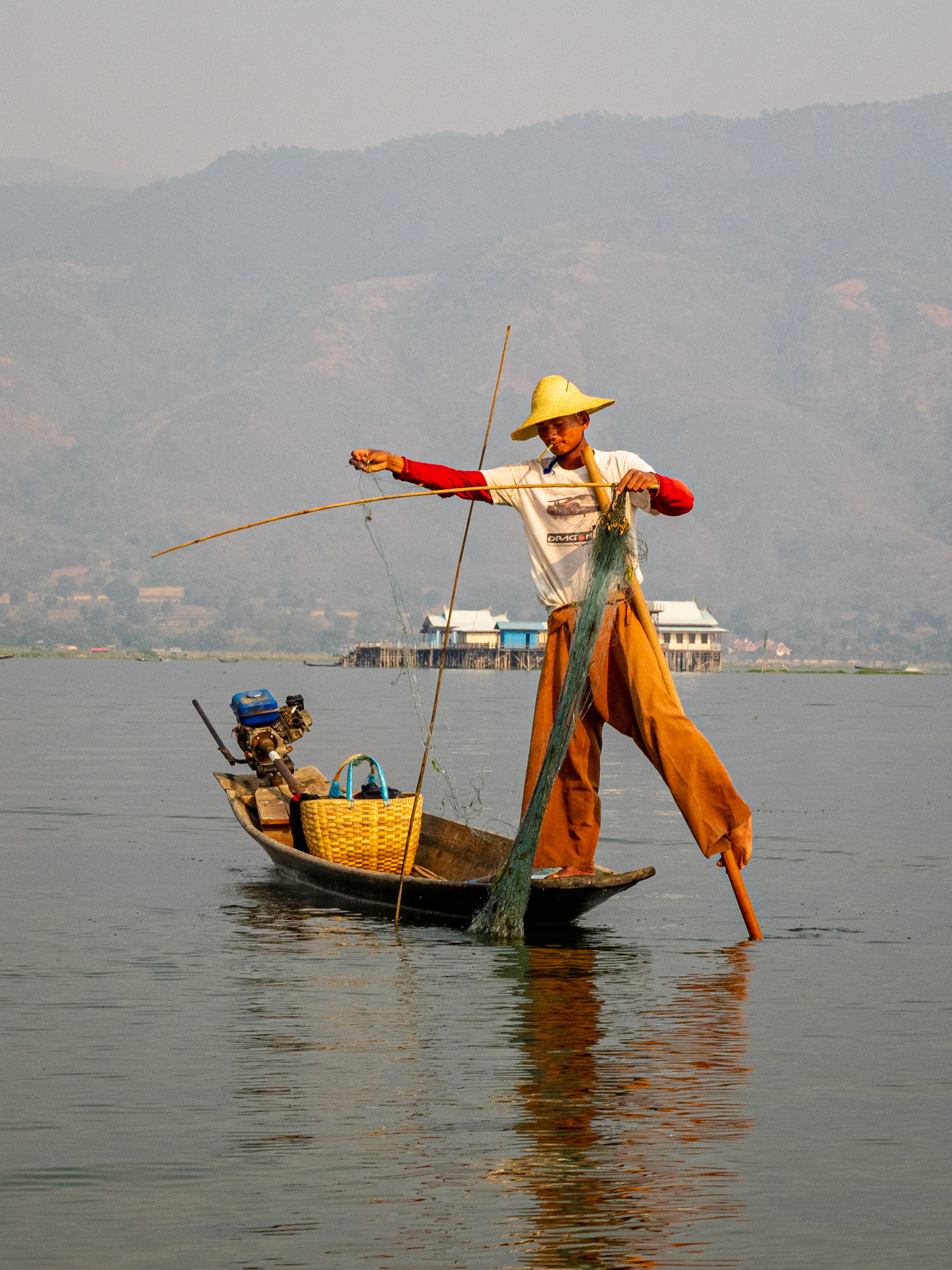 Fishermen here are famous for their rowing prowess: they are able to row with one leg to free their 2 hands busy deploying their net.
