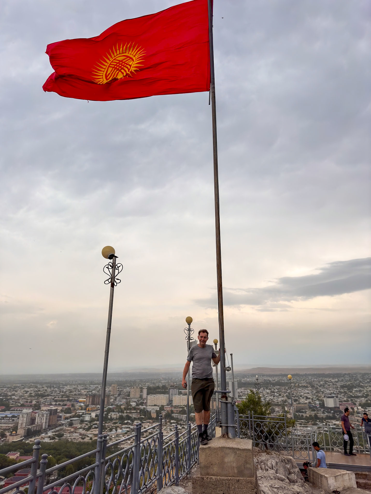 Dirk's new tradition of holding Kyrgyz flags