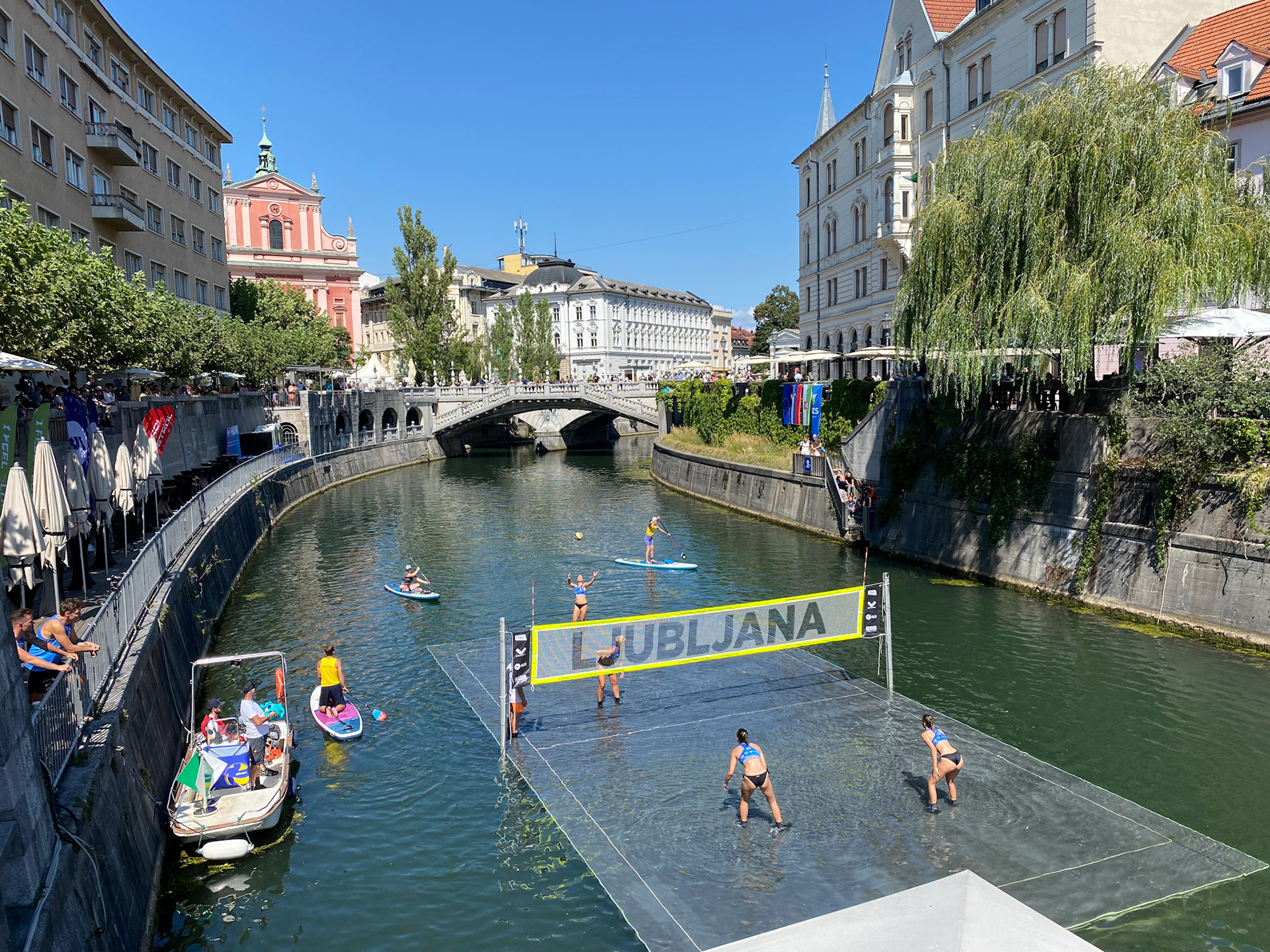 First time that I see a floating court