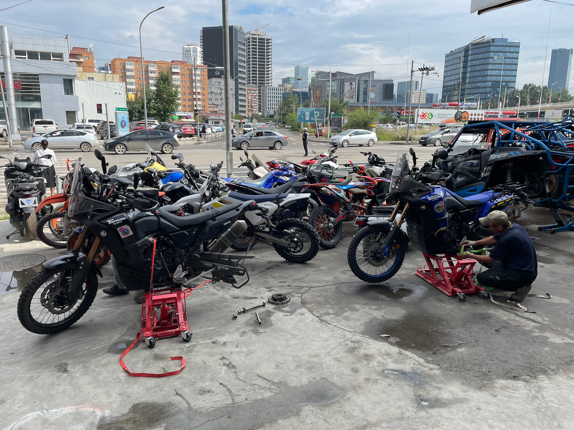 Tire changing at the KTM shop