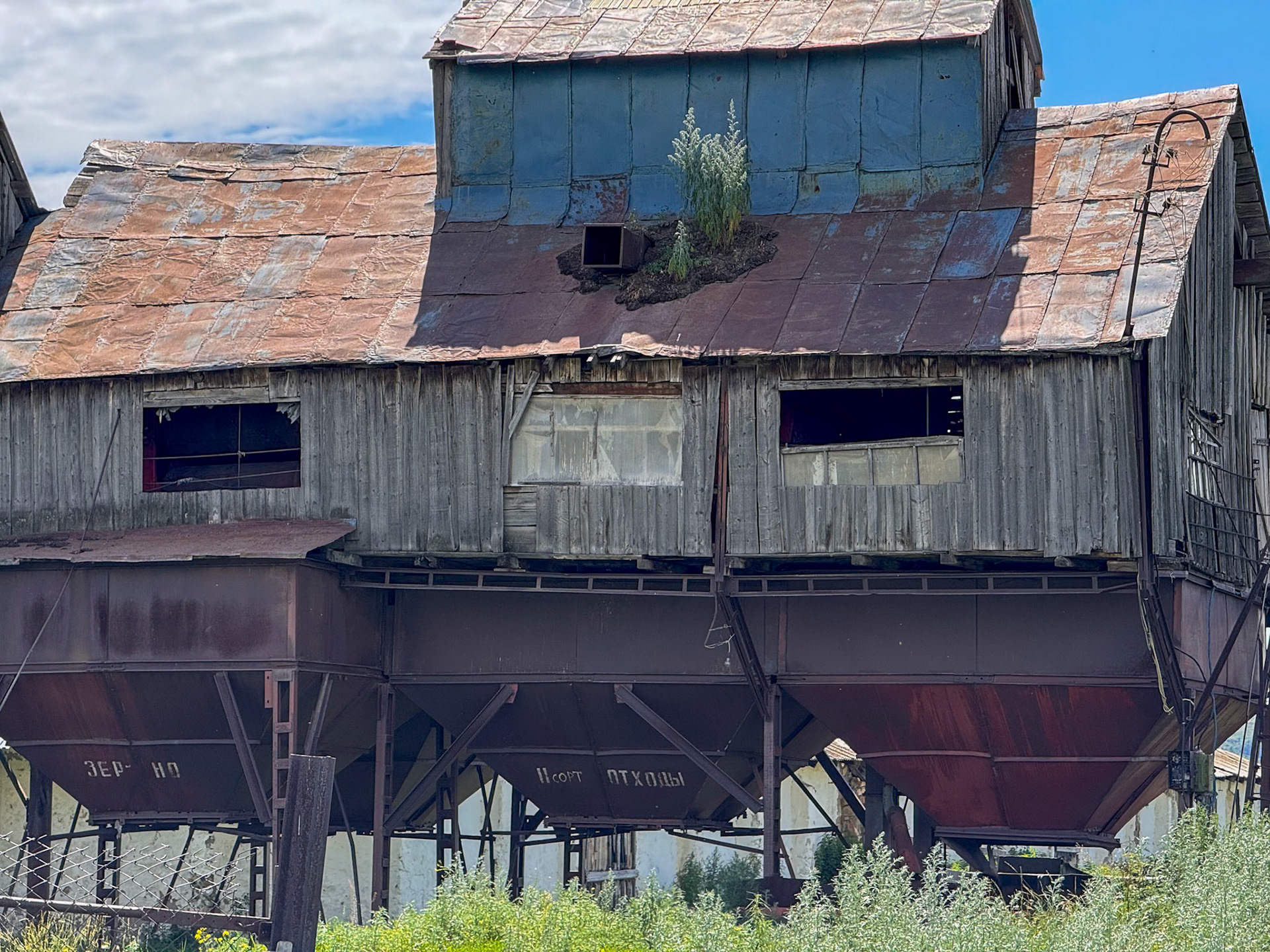 I guess at a time some trucks could be loaded underneath? Lots of abandoned buildings around here.