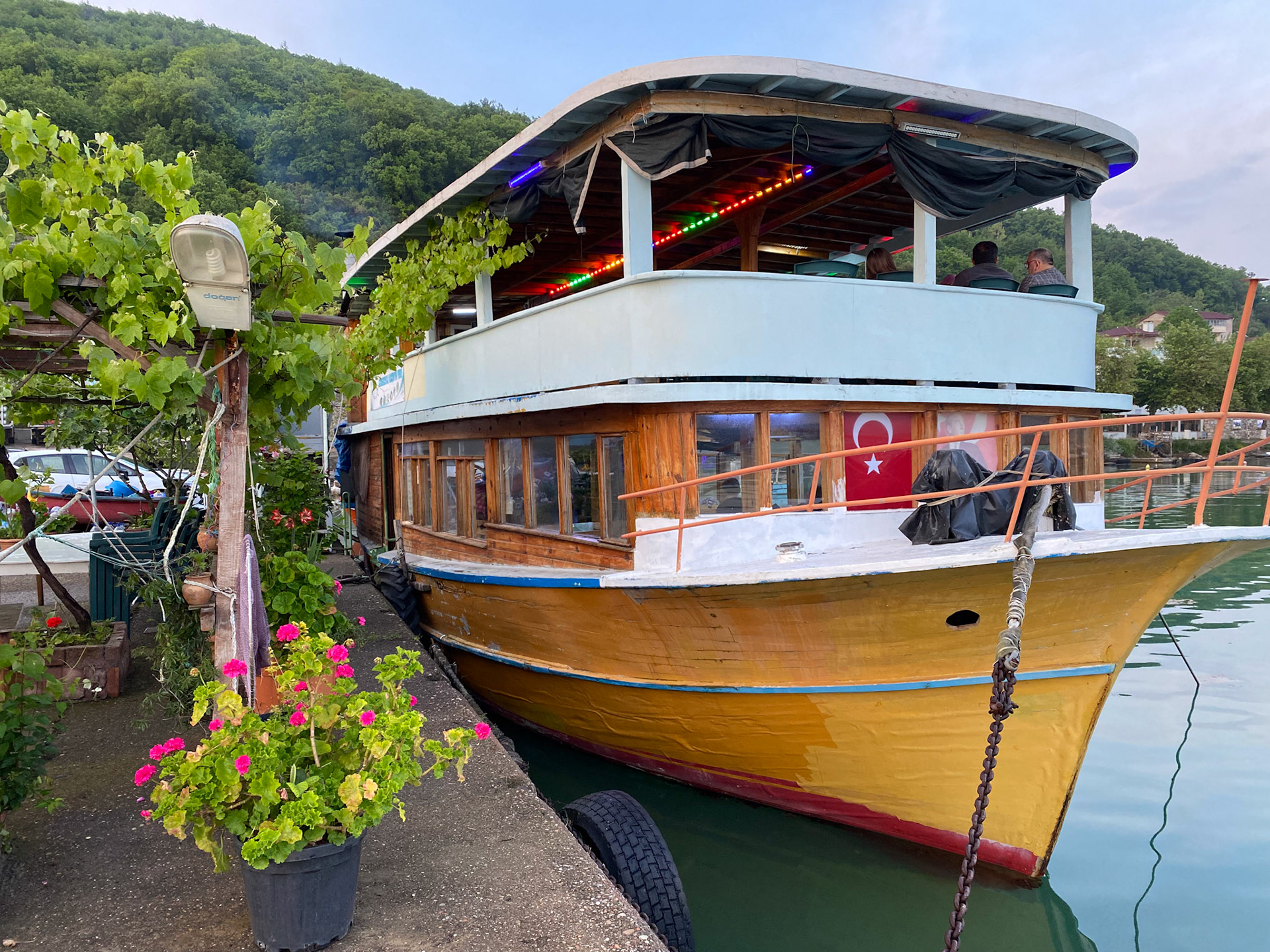 The restaurant-boat