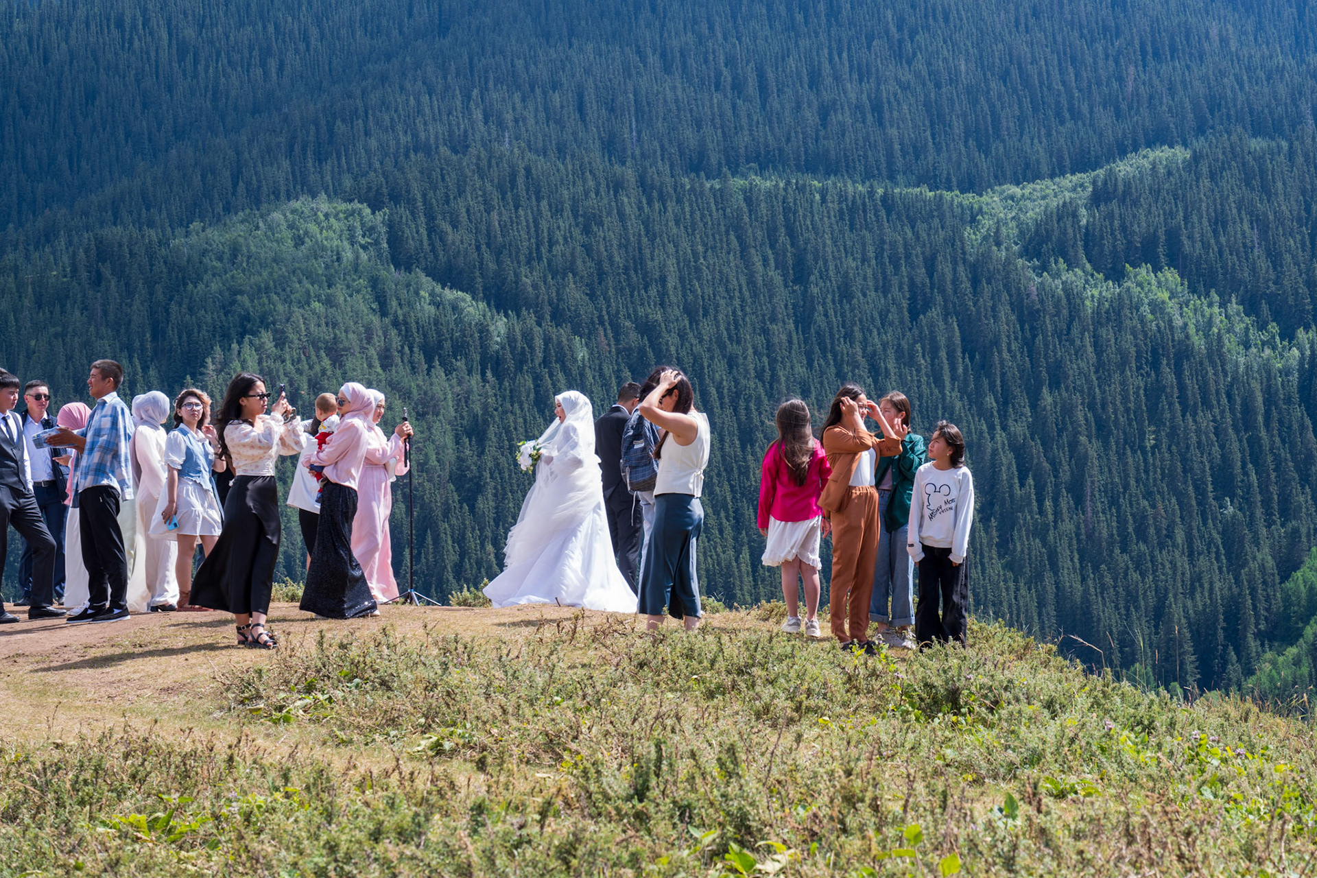 We had the surprise to find a wedding party in a photo op there