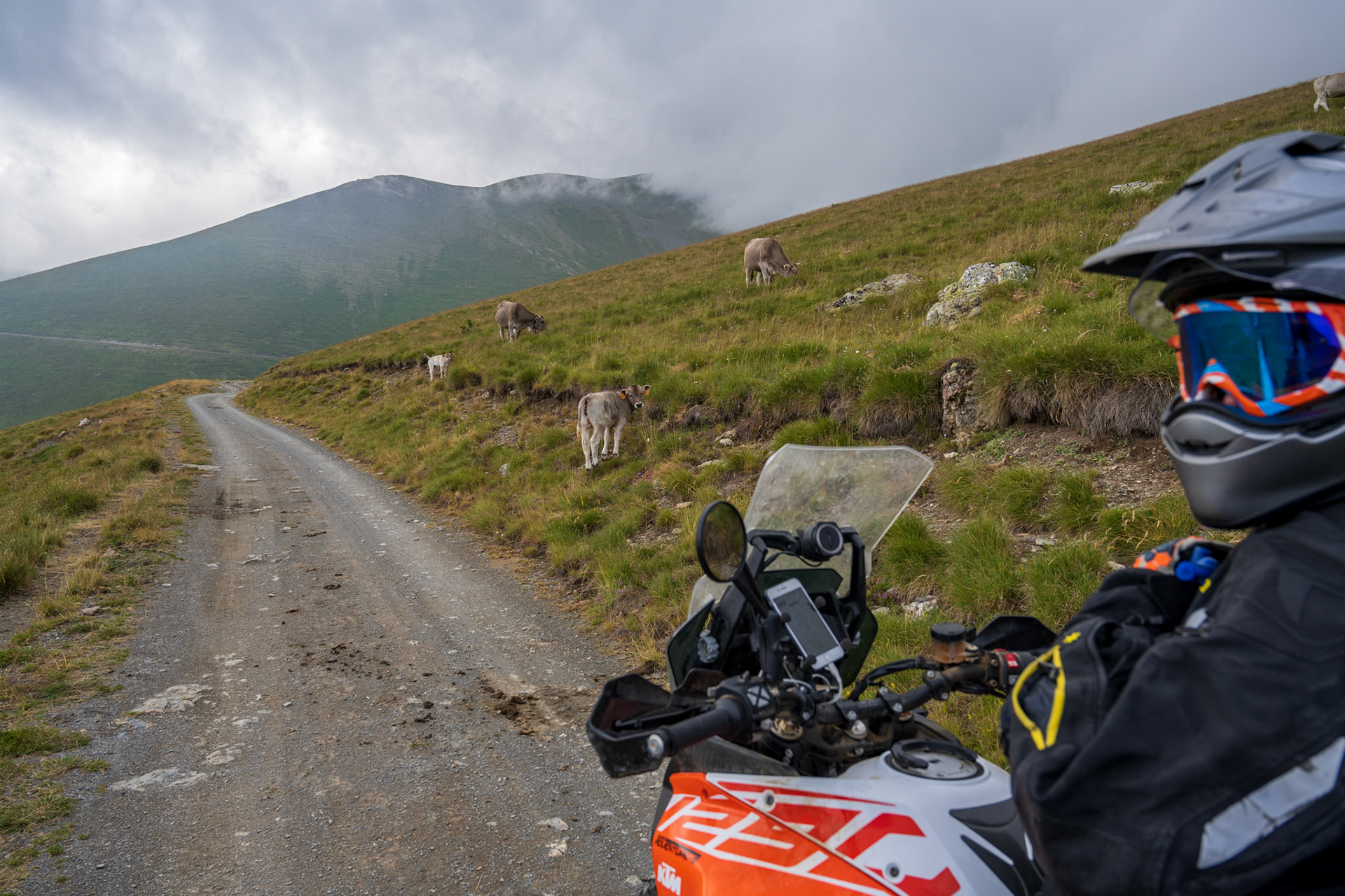 We kept climbing until we reached the Pedres Blanques pass and the view opened to a scenery made fantastic by a stormy weather