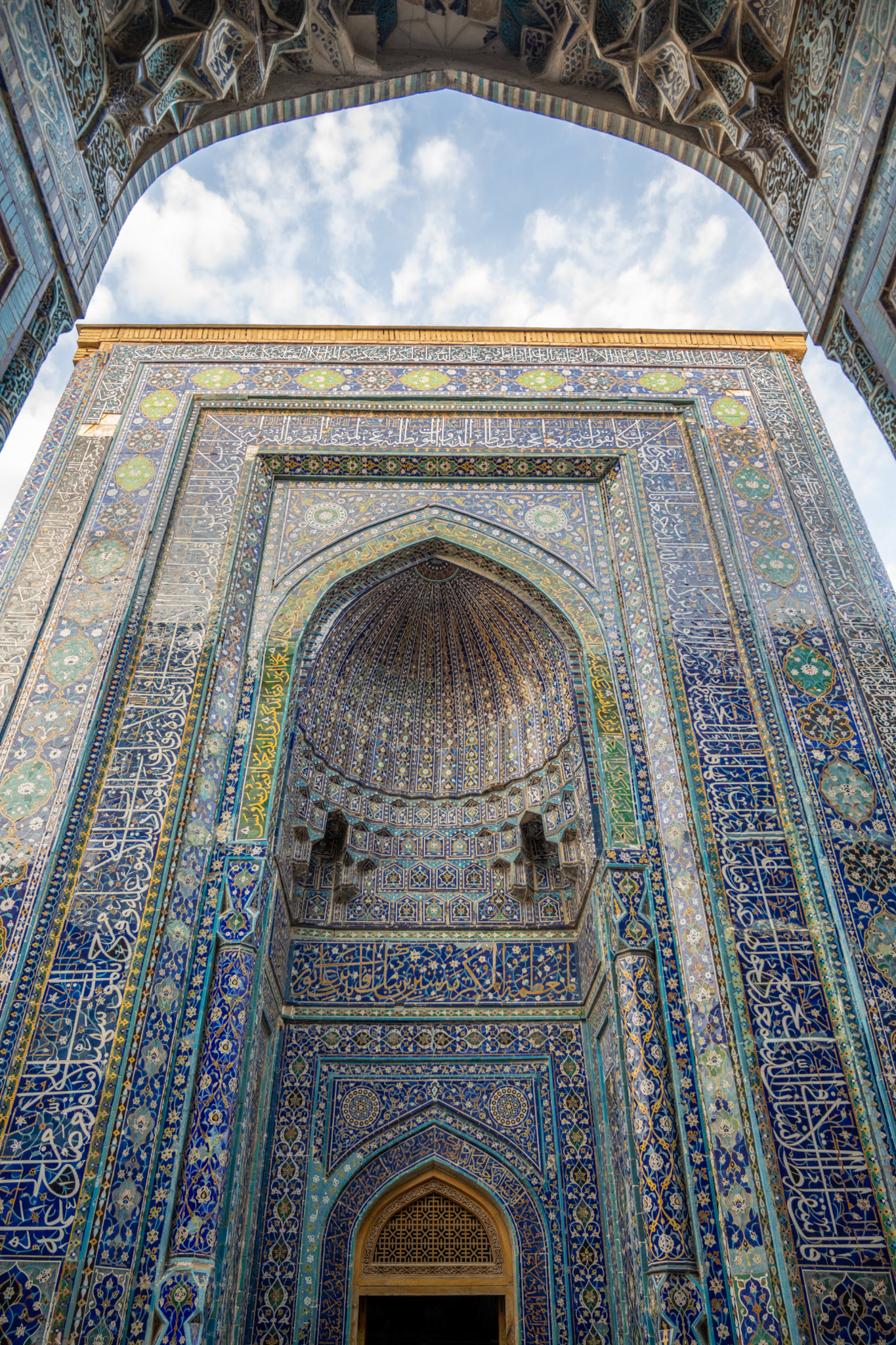 The avenue is so narrow and the tombs so tall that it is very difficult to photograph their facades and their rich and deep colors.
