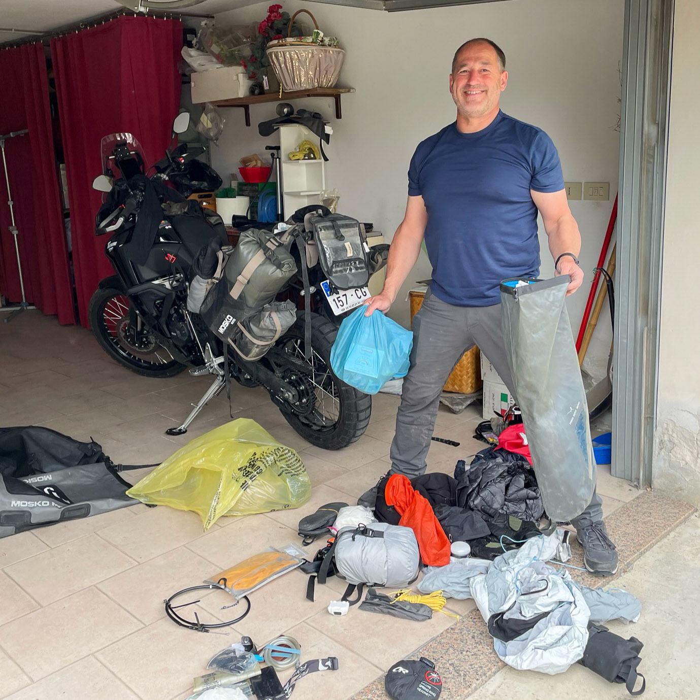 I had to consolidate my luggage with the camping gear etc. that I had left at Miriam with the KTM last summer. The best way to proceed is always to first throw everything on the ground 😄