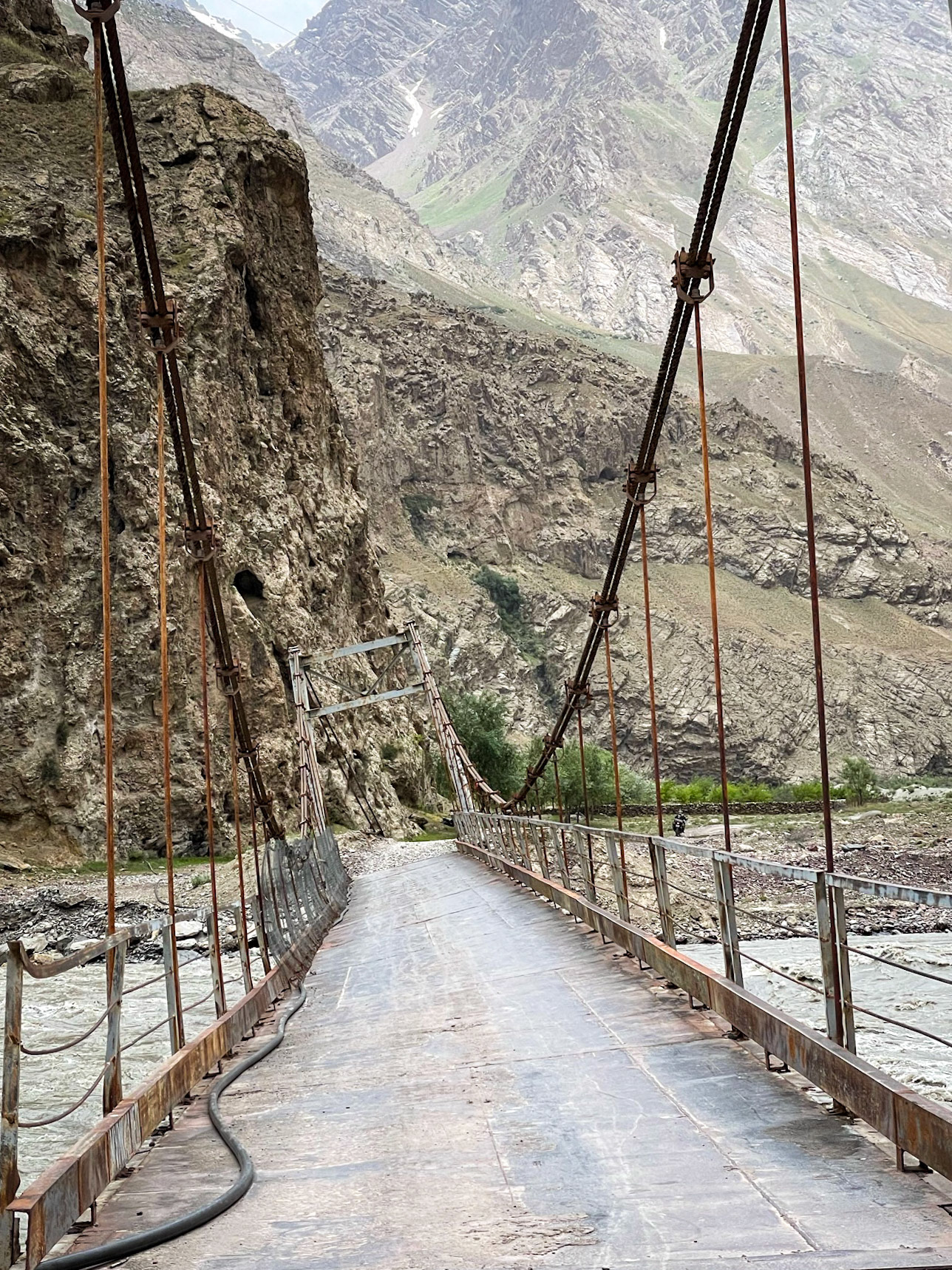 Have a look at the angle of the other end of the bridge 😱
