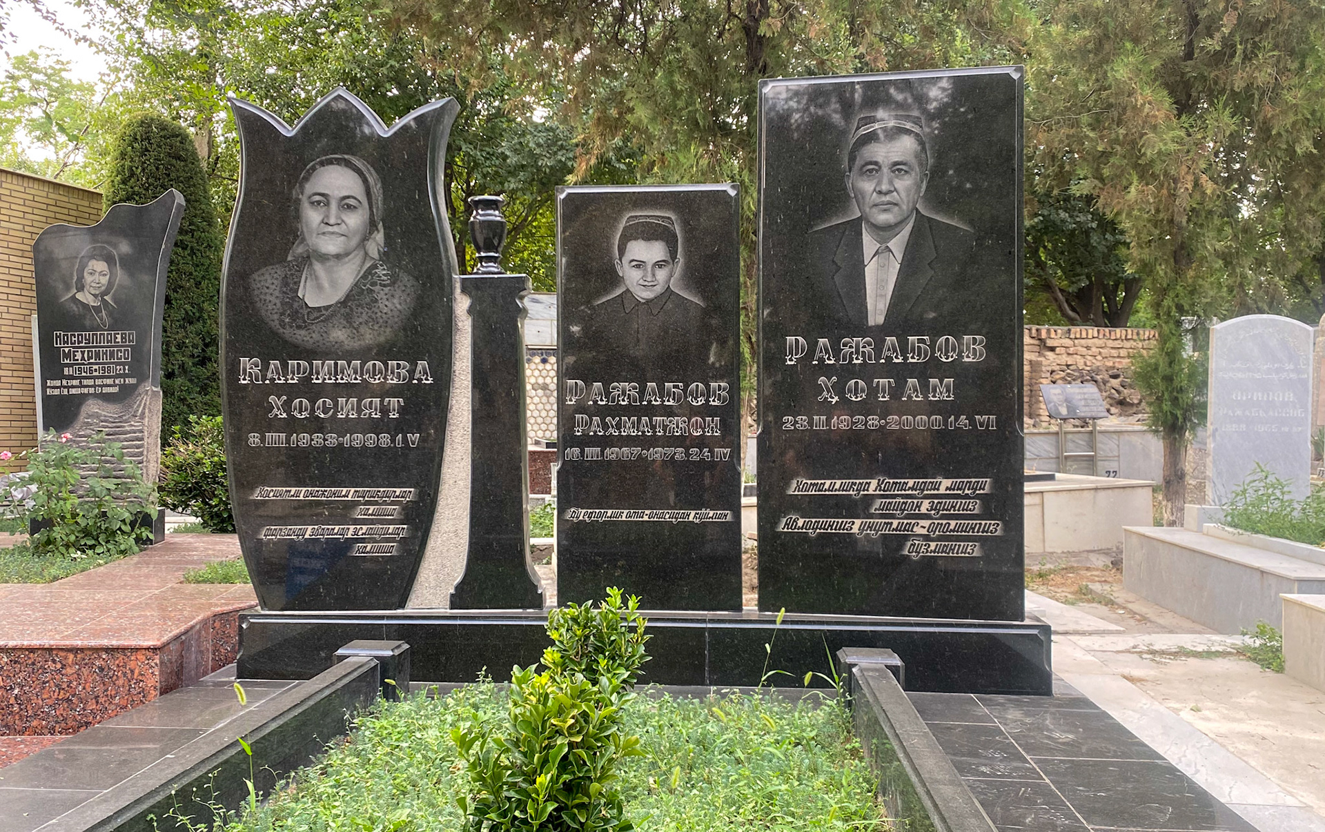 We've seen similar tombs with "pictures" in the countries on our way