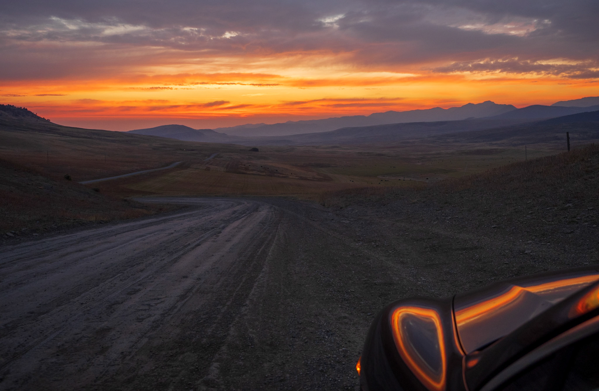 I resumed the trip on this dirt road until reaching a crest where I saw a very colorful sunrise. I stopped to take a picture, and that’s when I heard sounds that made me feel like if I was in a jungle!