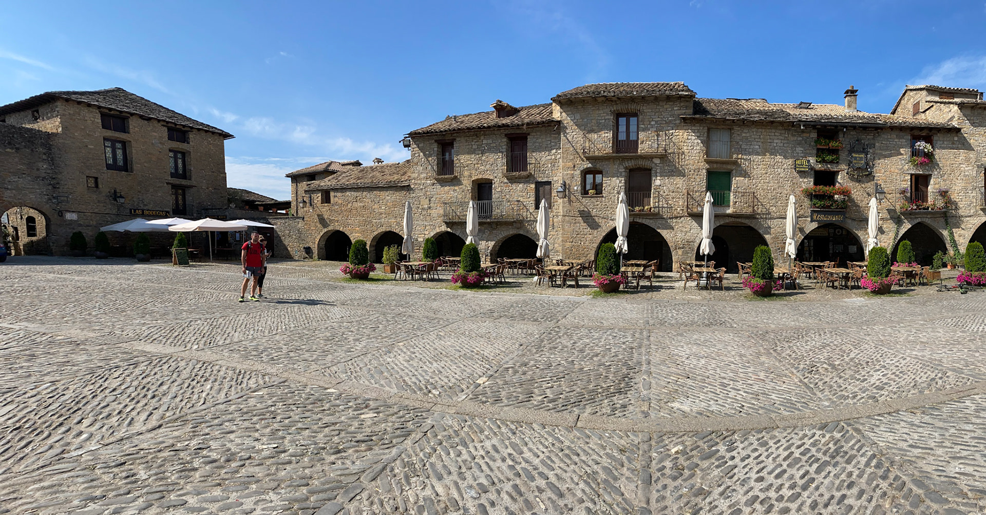 Beautiful town of Aínsa-Sobrarbe for breakfast