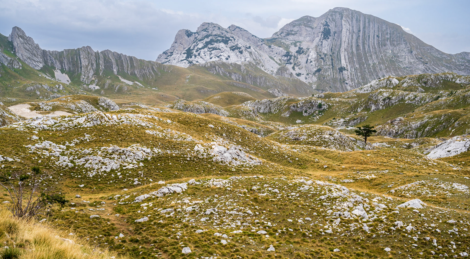 If rocks like horizontal stripes in Bosnia, Montenegro prefers them verticals :)
