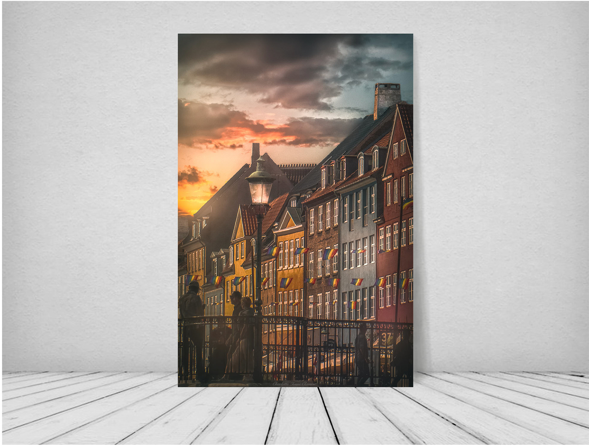 En atmosfærisk sommer aften i Nyhavn - København. -jeg har på dette billede lagt vægt på stemming og fortælling. Denne dag var det Pride Day og solens sidste stråler skaber et fantasisk lys som lyser de flotte farbede og historiske bygninger flot op. 