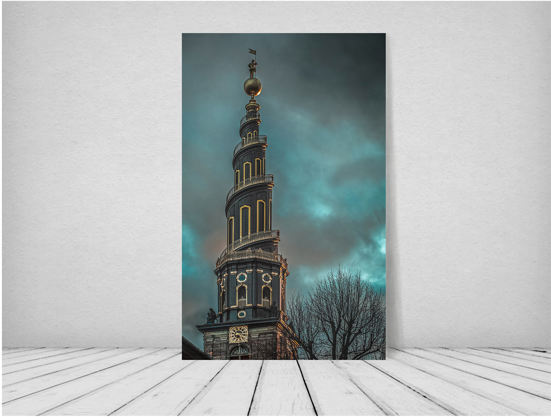 Spiret på Vor Frue Kirke. -Jeg er begyndt at “jagte” de smukke spirer og tårne  i København og andre byer. Alt for sjældent kigger vi op eller ser de fine detaljer der ofte er at finde. Plus den historiske del, der hører sig til. Lidt kort historie: Vor frelser Kirke -  Laurids de Thurahs spir  -kort Historie: Thurah var blevet inspireret af Borrominis lanterne på Sant'Ivo alla Sapienza, og hans første projekt var for en lavere spiral, udført i bremersandsten, som gik op fra en ottekantet vægtergang. På grund af spirets vægt ville han stryge det øverste stokværk på van Havens tårn. Før byggeriet kom i gang ændrede han det imidlertid til en meget lettere kobberbeklædt tømmerkonstruktion, så det ikke var nødvendigt at fjerne noget af tårnet og samtidig muligt at lave spiralen meget højere. Det tog ca. 140 år at bygge hele kirken færdig - Start 1617 færdigt i 1757. -Kilde Wikipedia