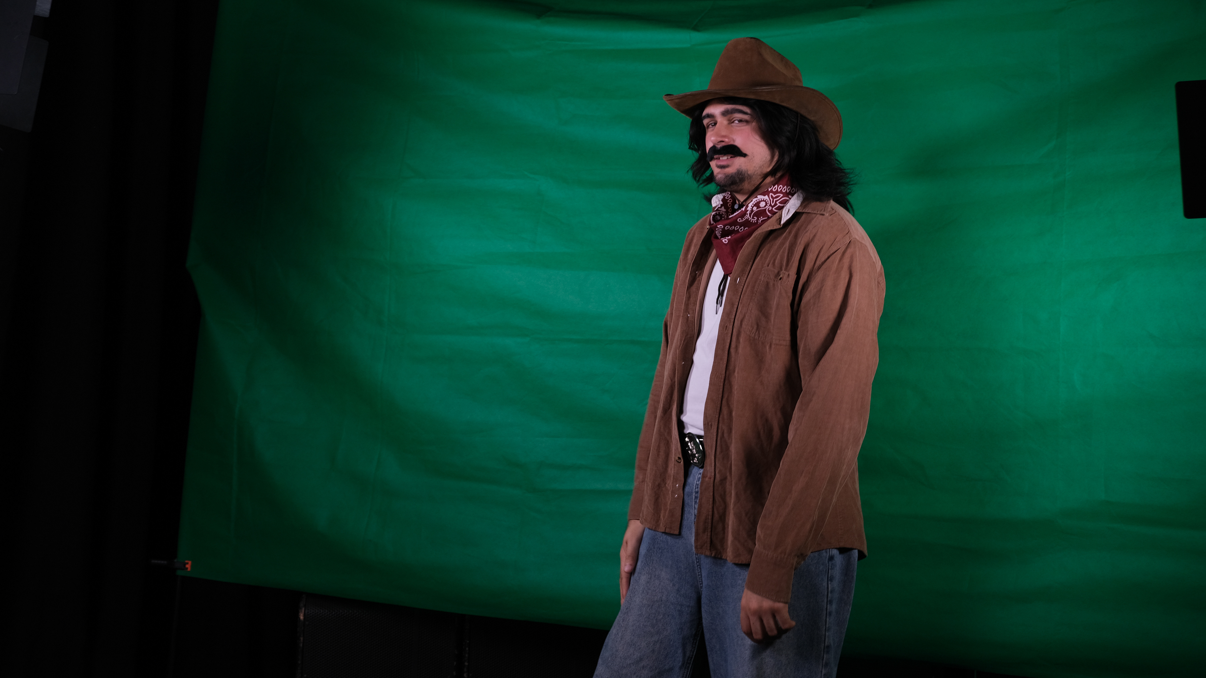 Performer in front of a green screen (1)