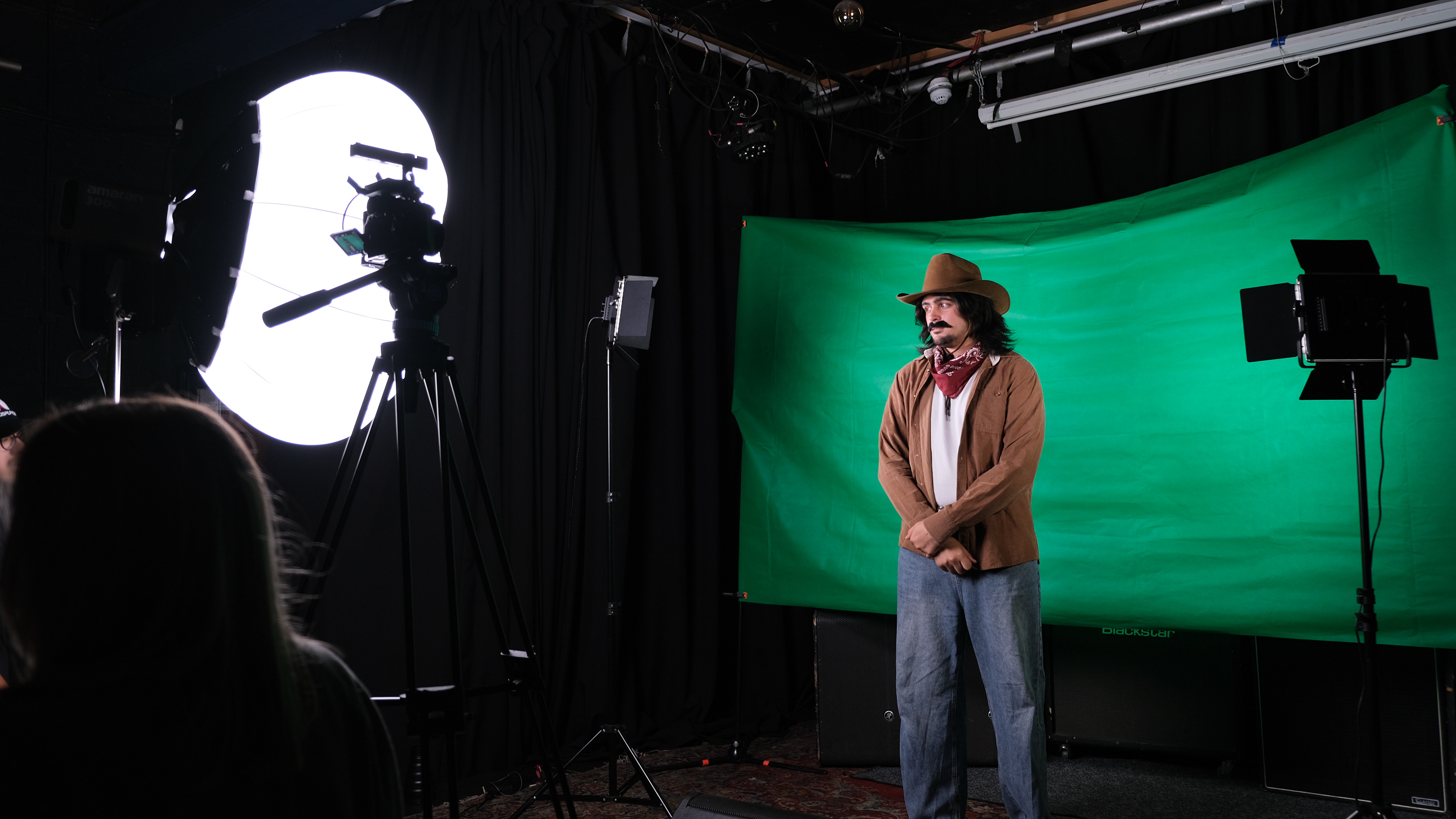 Performer in front of a green screen (2)