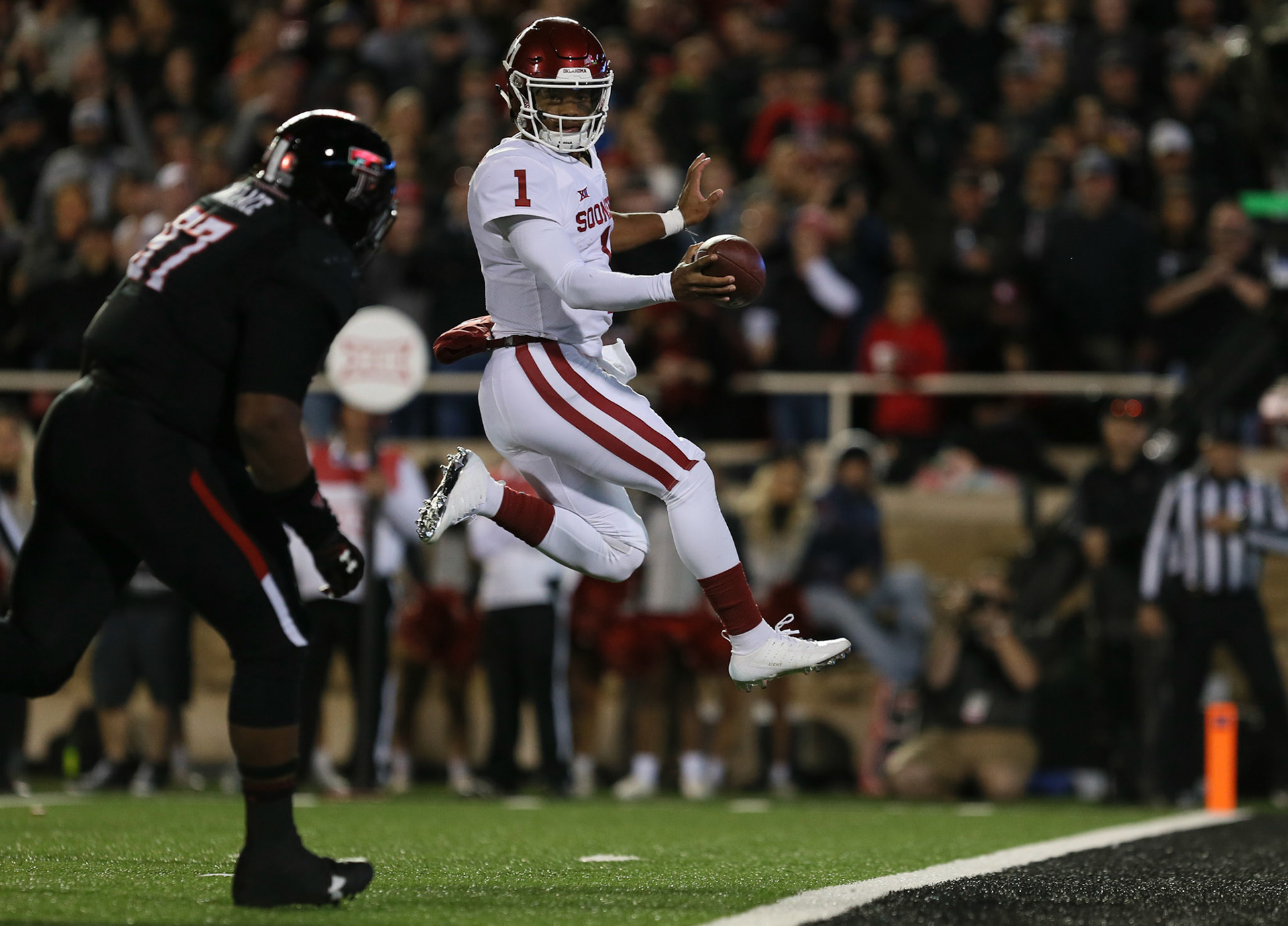 Oklahoma's Kyler Murray (1) scores a touchdown during the game against Oklahoma Saturday, Nov. 3, 2018, at Jones AT&amp;T Stadium in Lubbock, Texas. [Sam Grenadier/A-J Media]