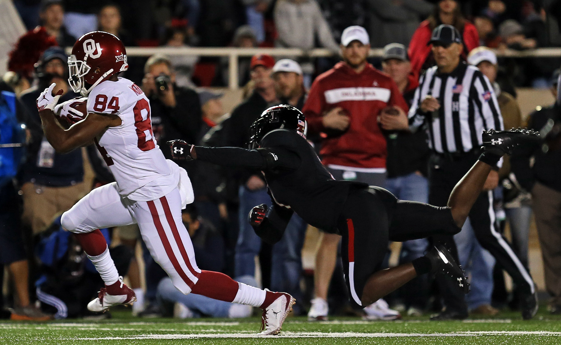 Oklahoma's Lee Morris (84) runs with the ball during the game against Oklahoma Saturday, Nov. 3, 2018, at Jones AT&amp;T Stadium in Lubbock, Texas. [Sam Grenadier/A-J Media]