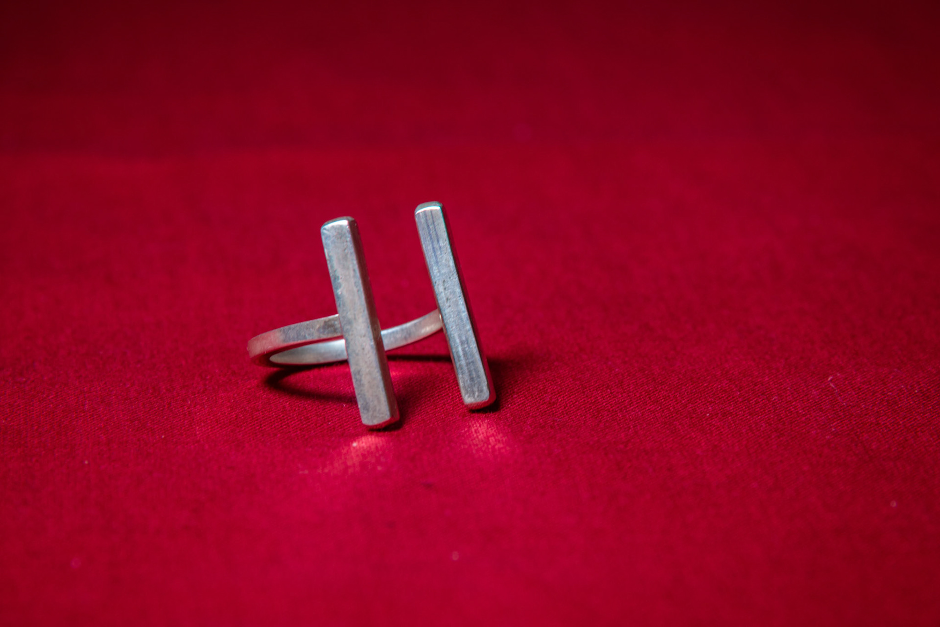 Bague sur fond rouge
