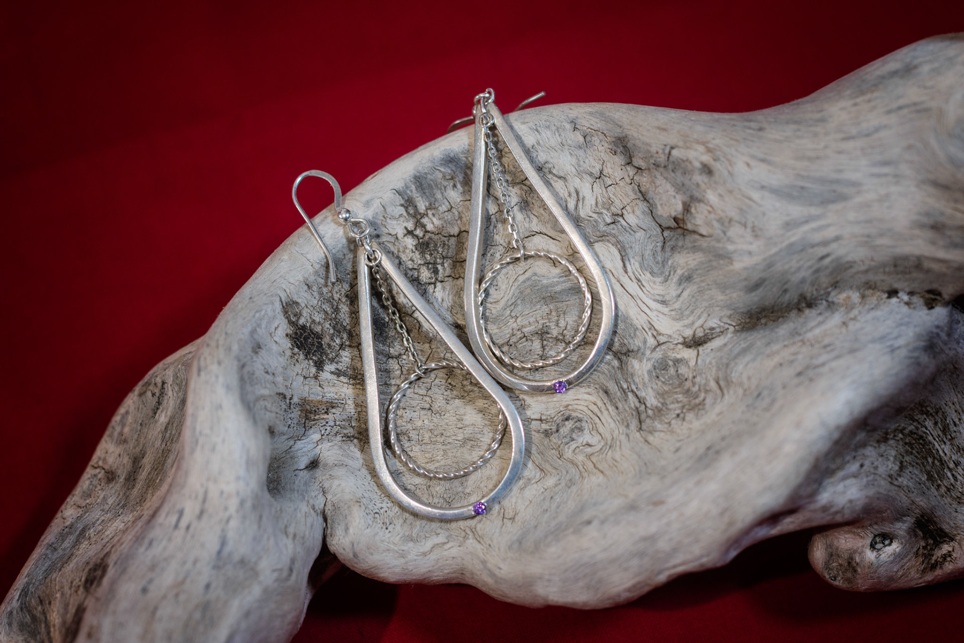 Boucles d'oreilles sur fond rouge