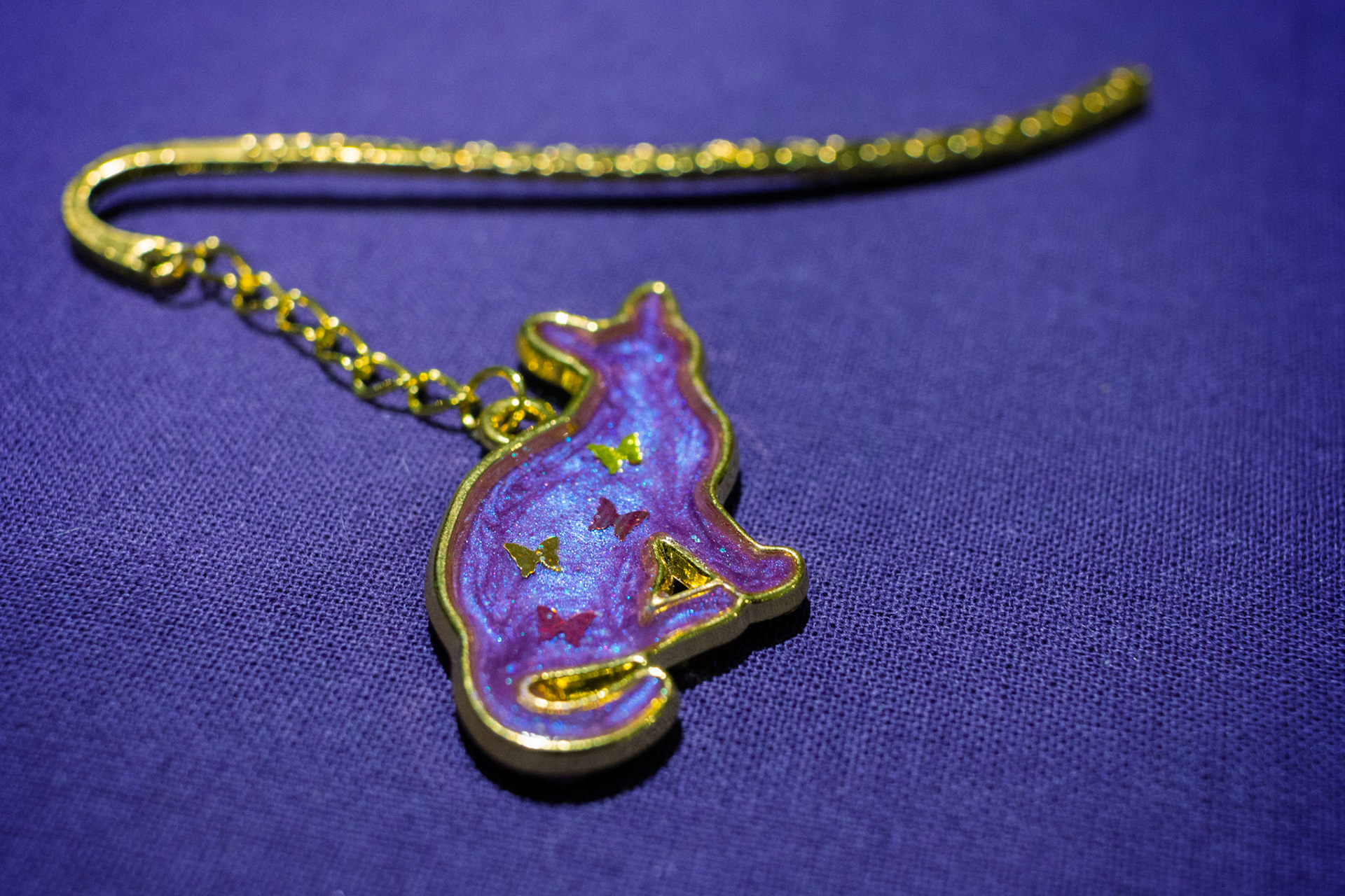 Marque-page sur fond violet