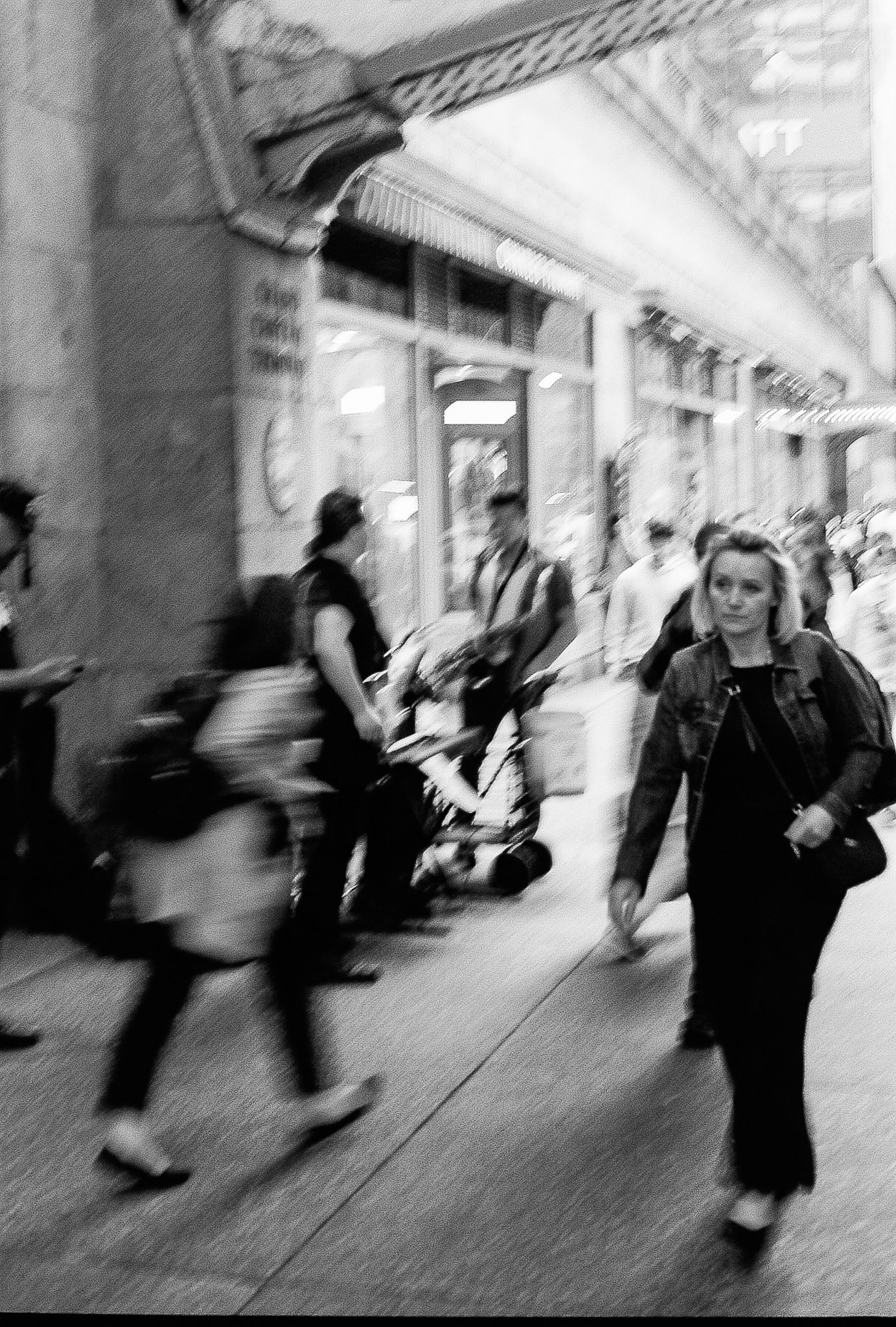 Grand Central Commuter - Tri-X - Nikon N80