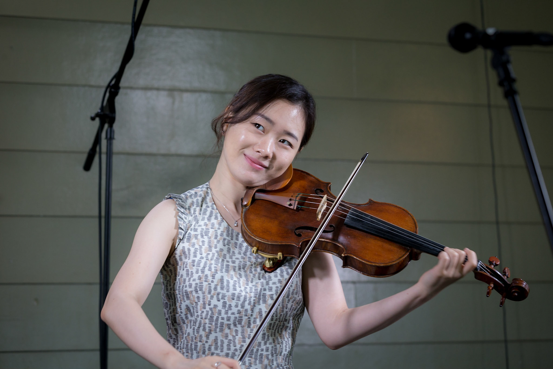 A young woman playing the violin