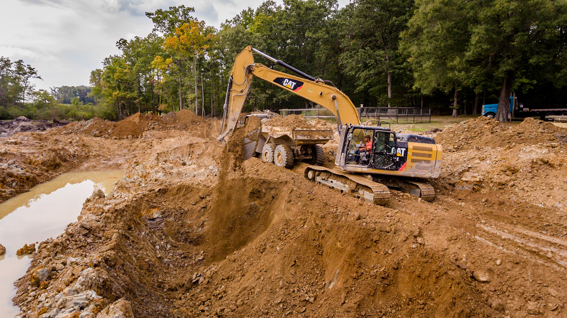Good dry dirt, making a hole for the muck