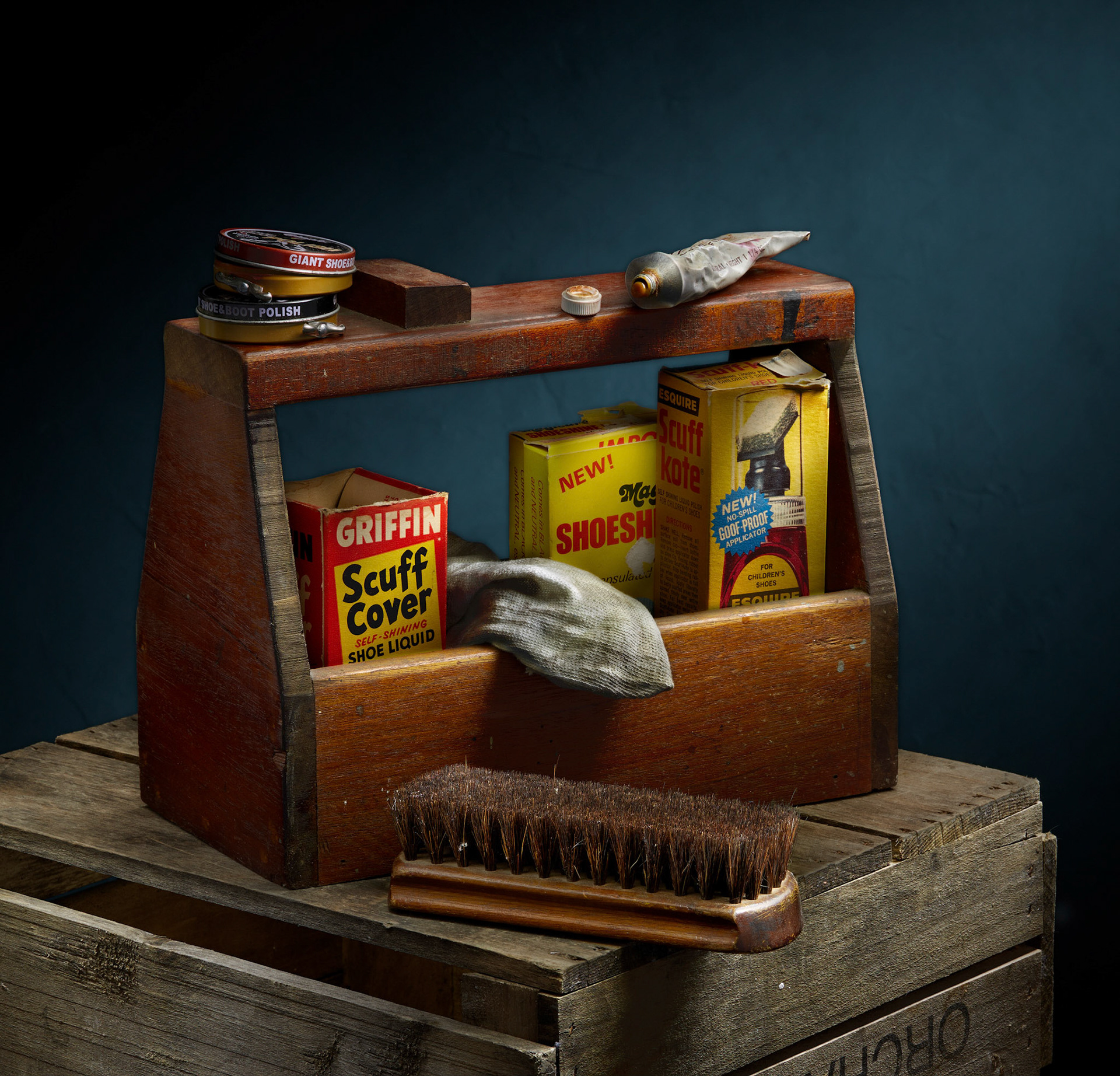 Old shoe shine box, light painting