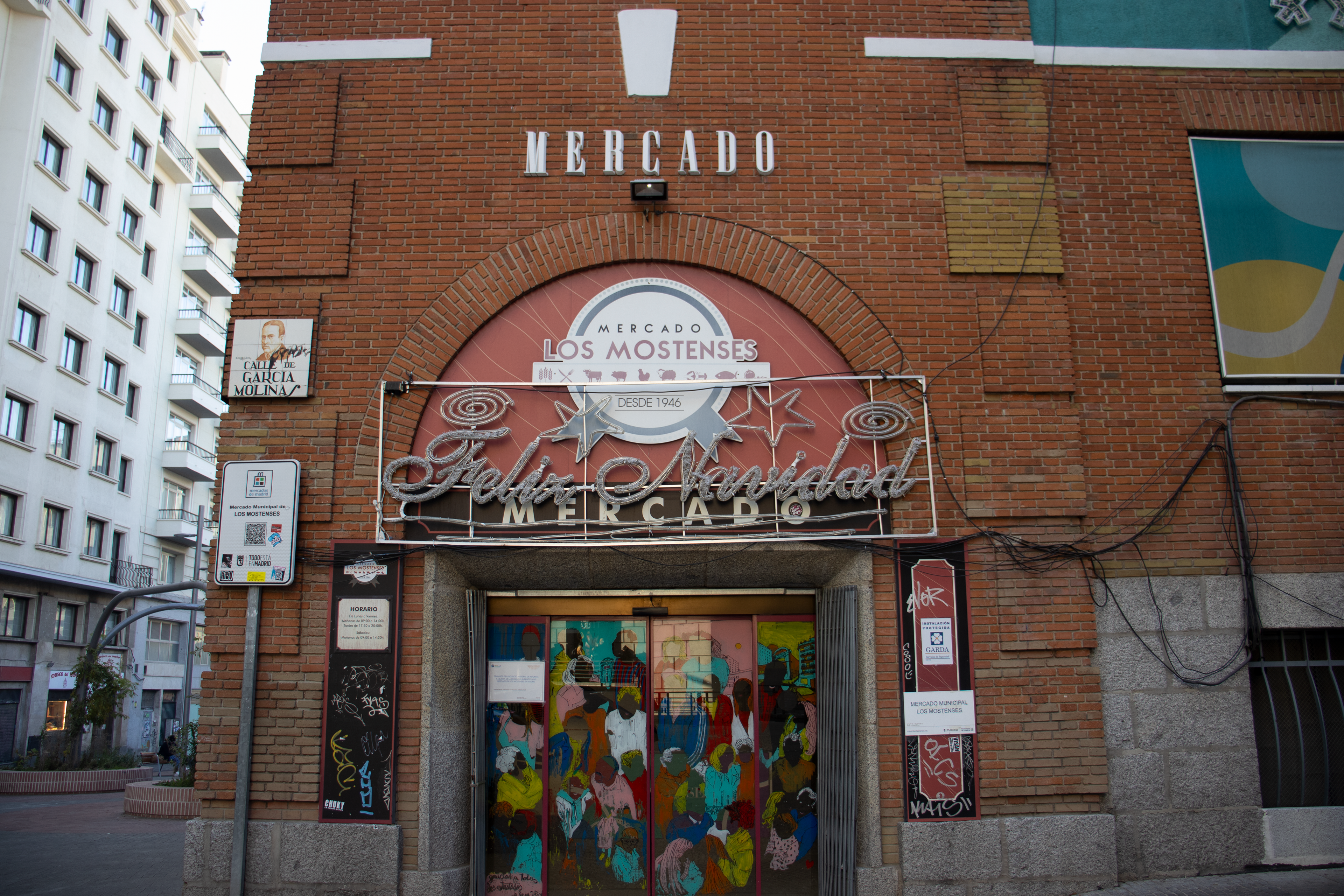 Entrada principal al Mercado de Los Mostenses, ubicado en el centro de Madrid, cerca de la Plaza de España.