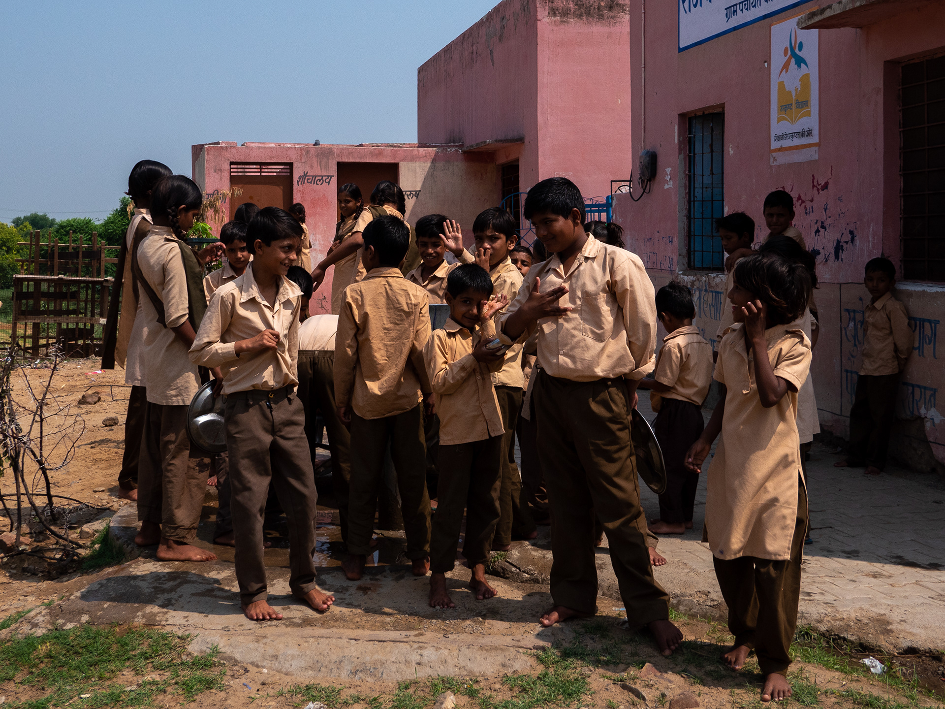 -Devant le temple, Inde-