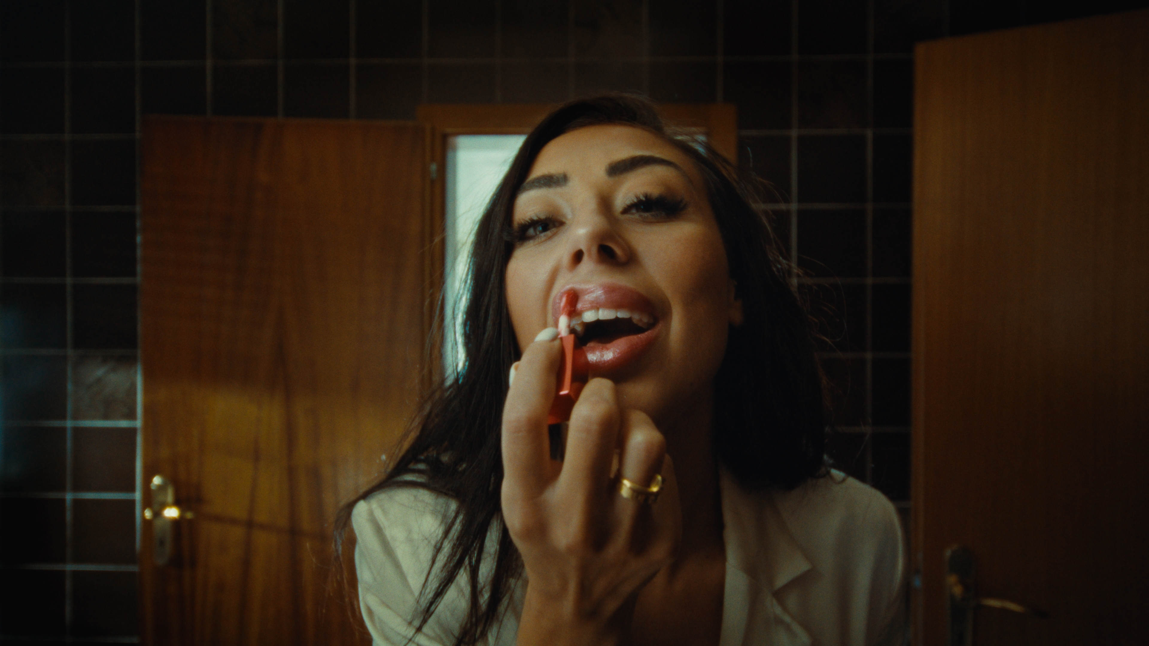 jacob muller jacobmullertv a beautiful lady is getting ready in the bathroom