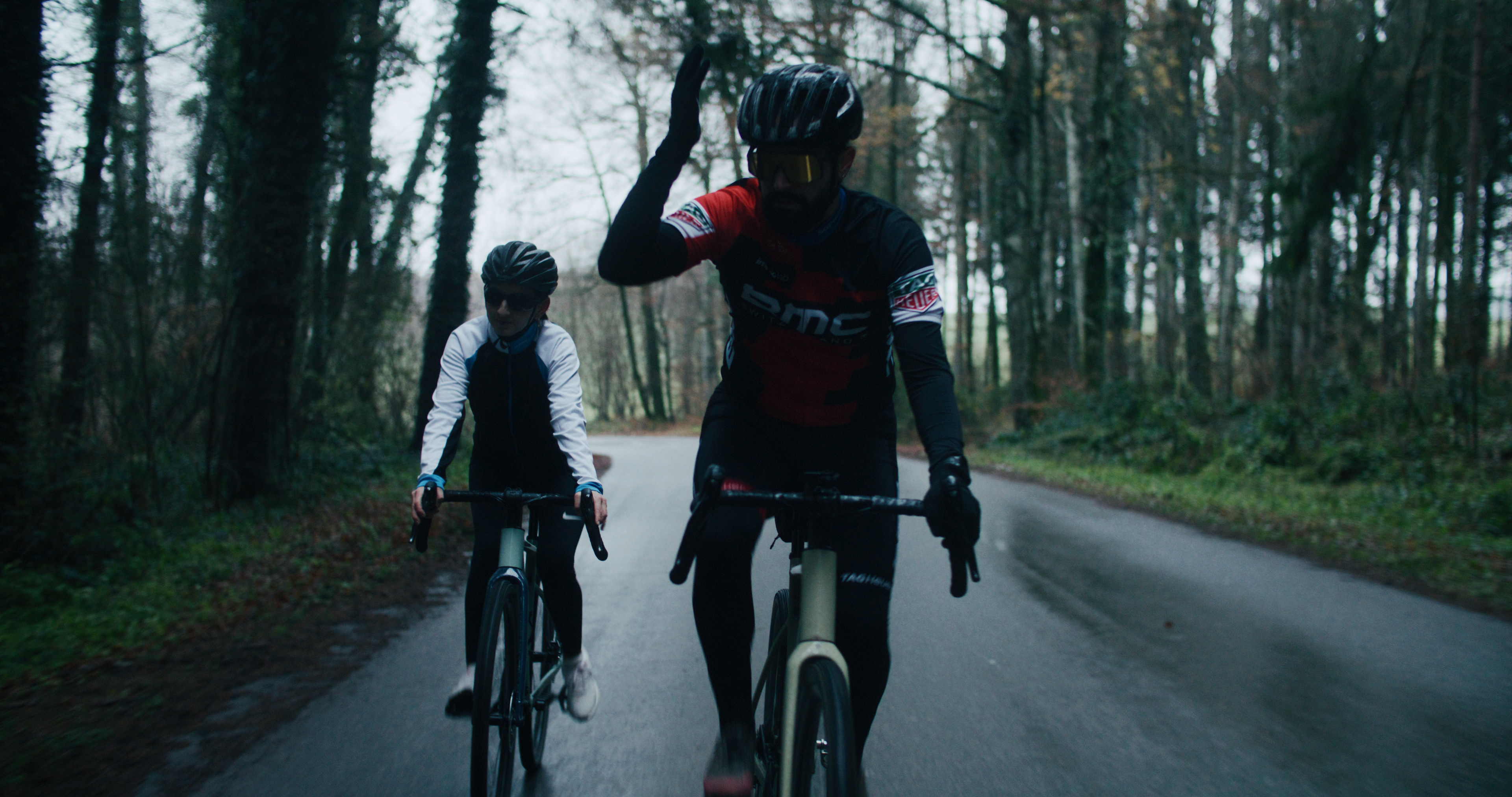 cyclistes racing after eachothers fabric fitness jacob muller jacobmullertv