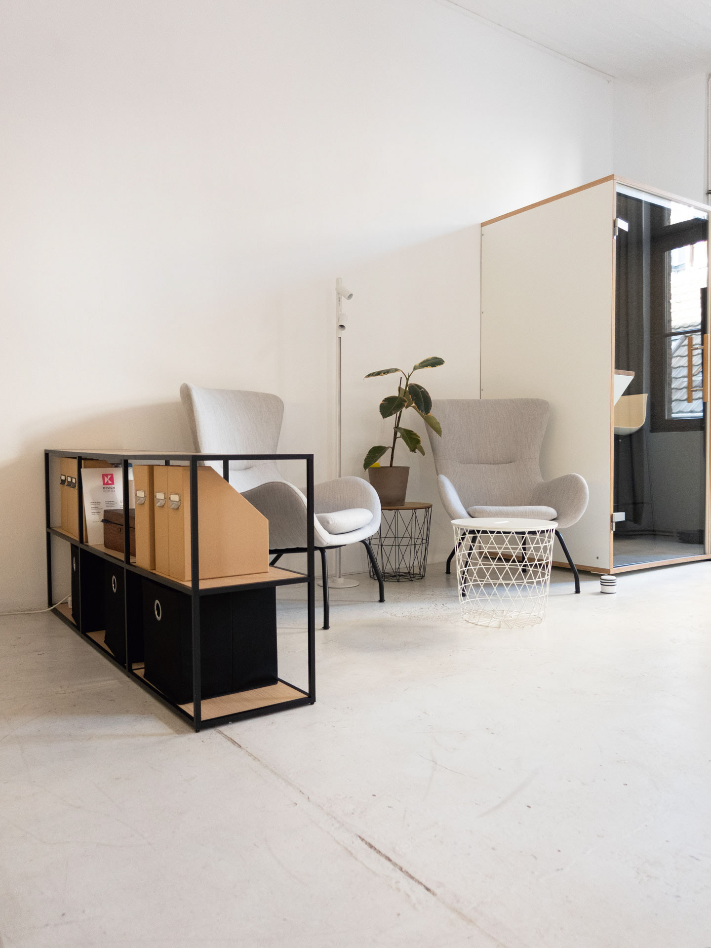 Telefonbox und Leseecke
