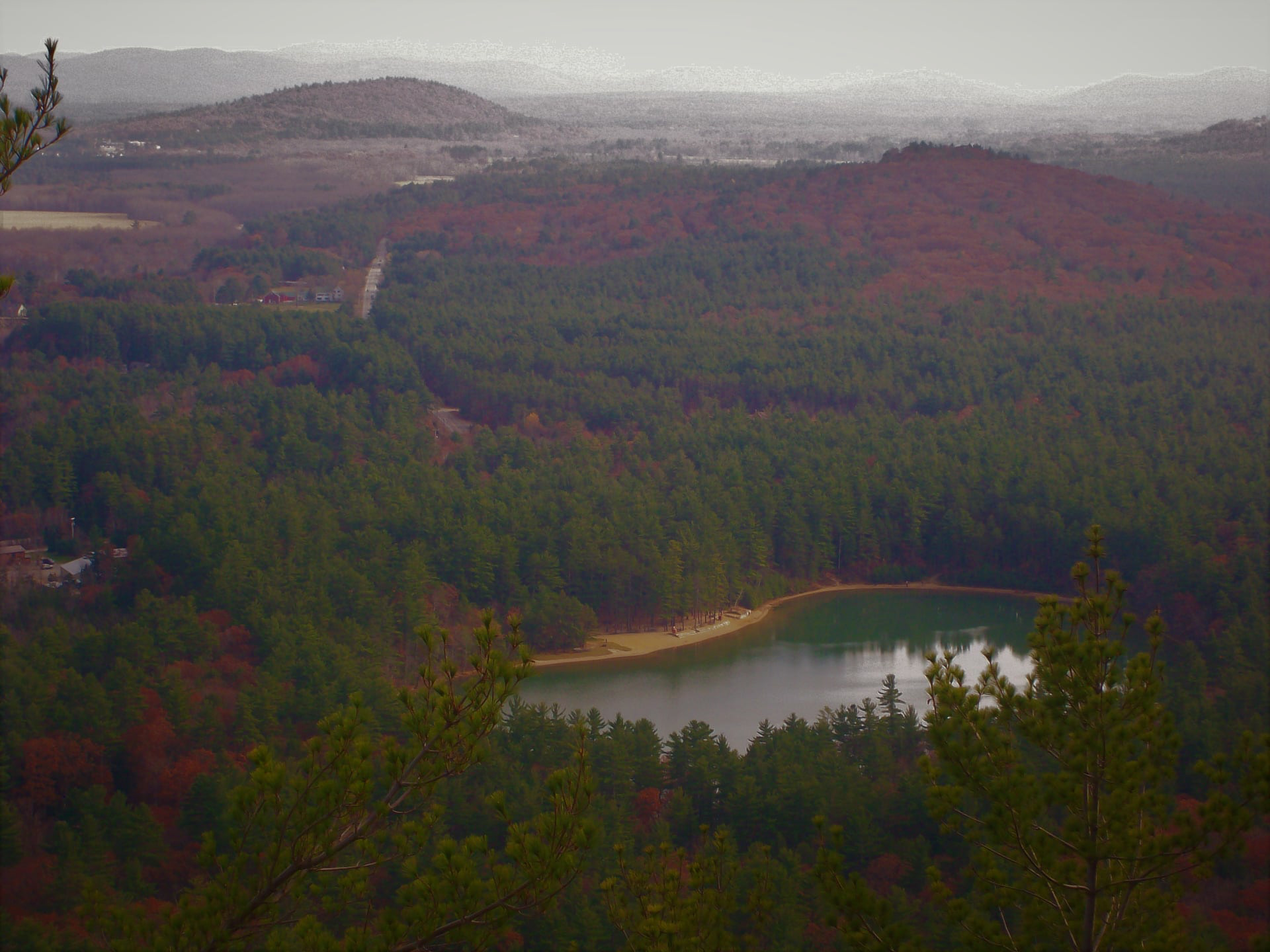 Views of Echo Lake from Cathedral Ledge