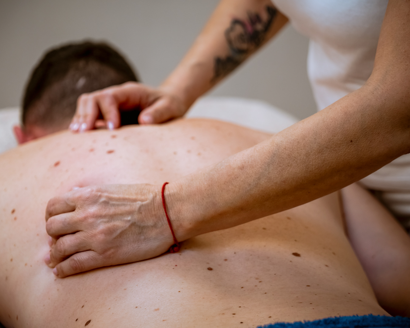 Foto per aziende e liberi professionisti - Shooting seduta di massaggio presso Orion Studio